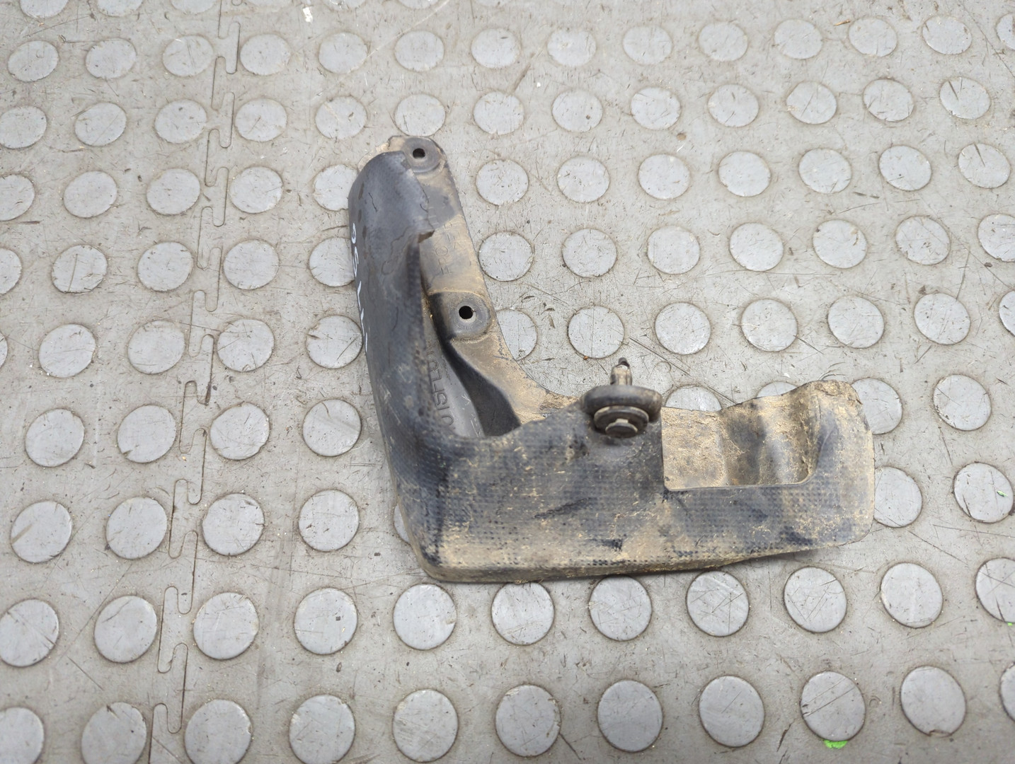 Брызговик передний левый