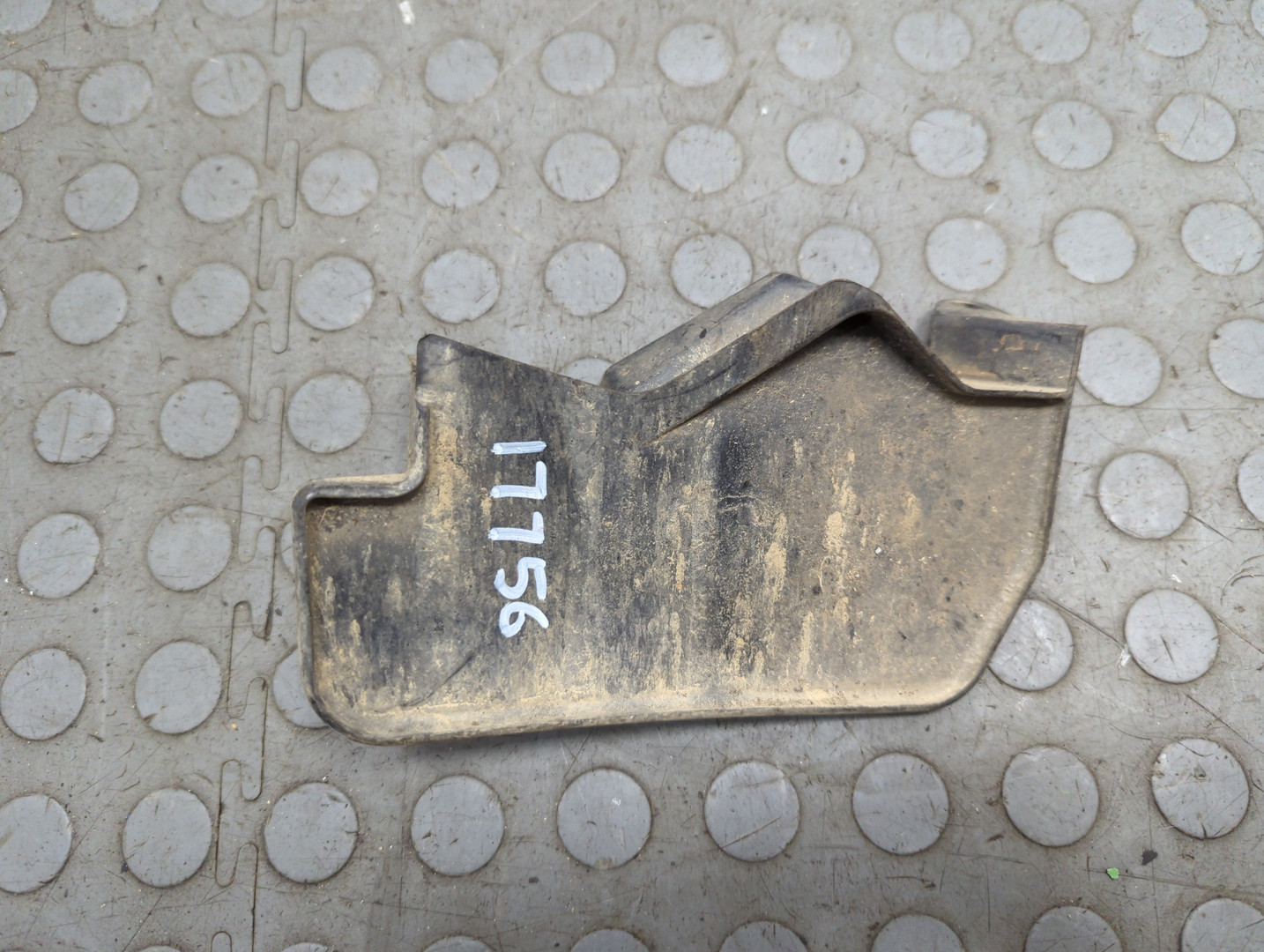 Брызговик задний левый