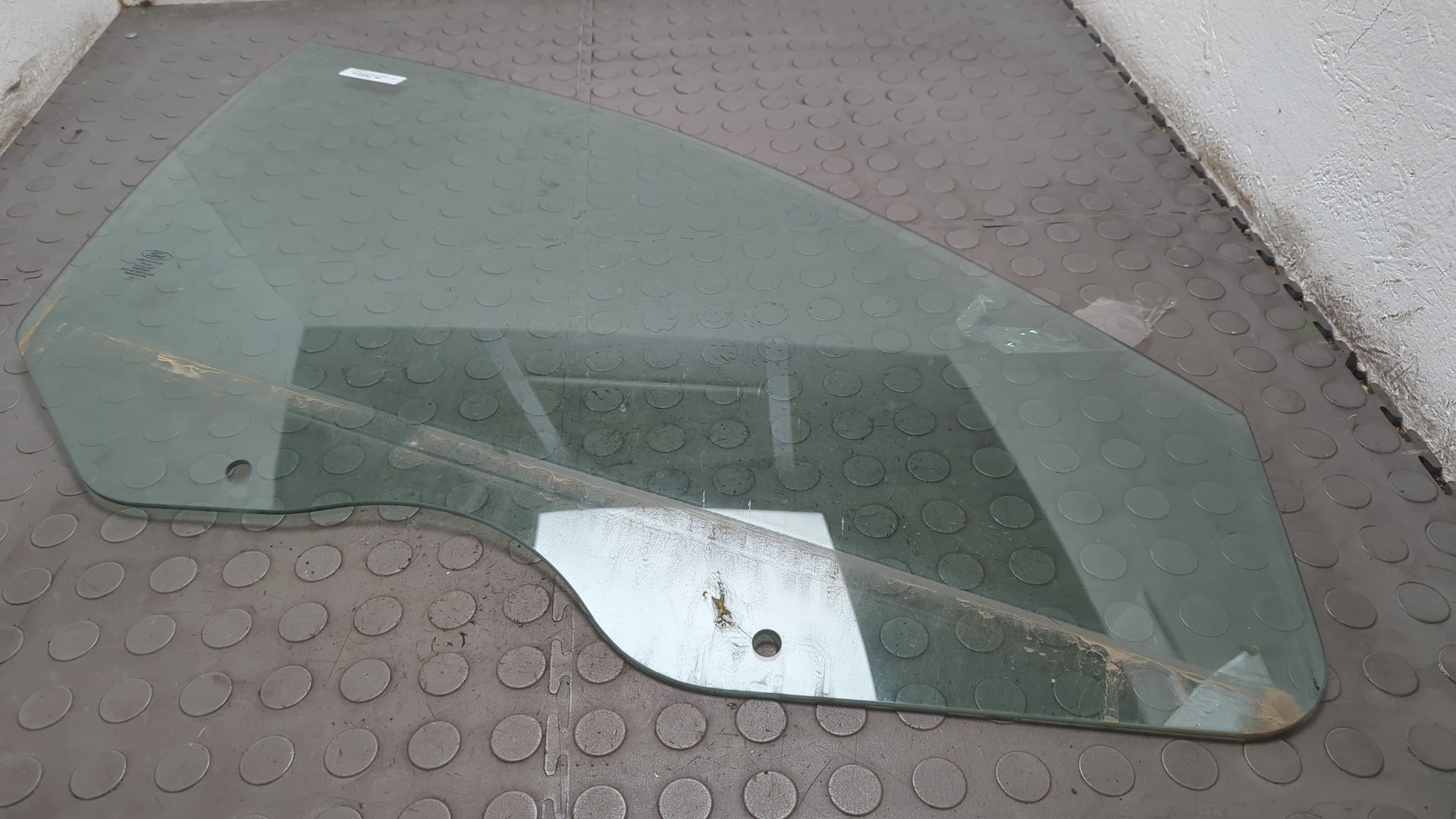 Стекло двери передней правой