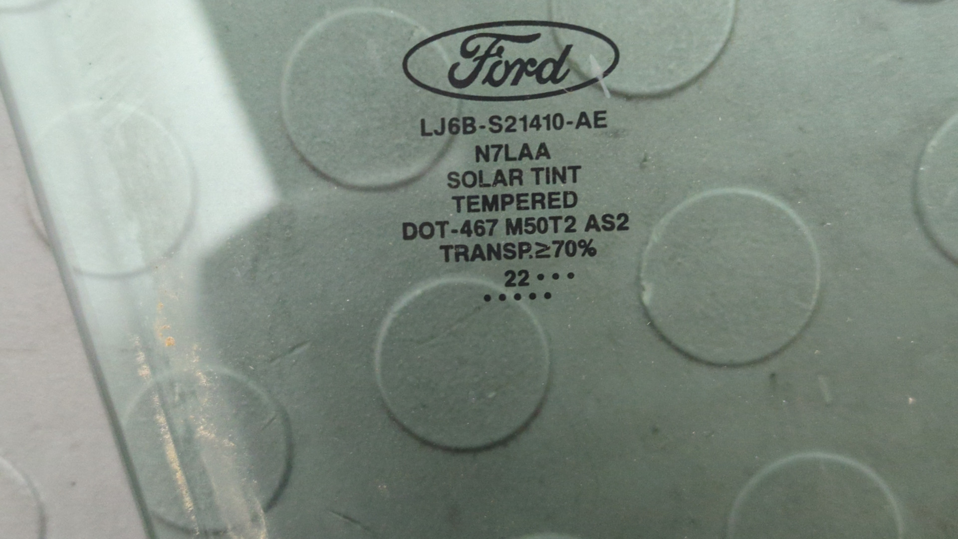 Стекло двери передней правой