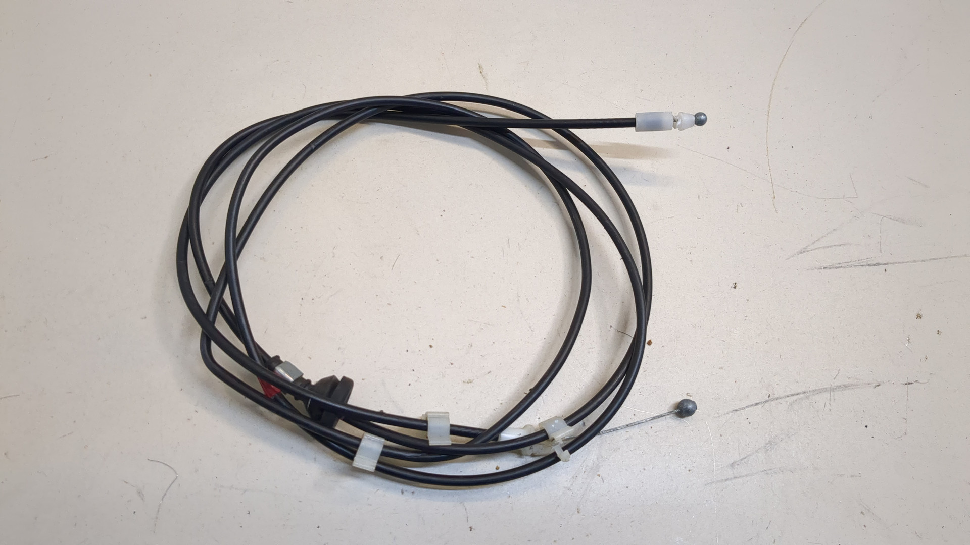 Трос открывания капота