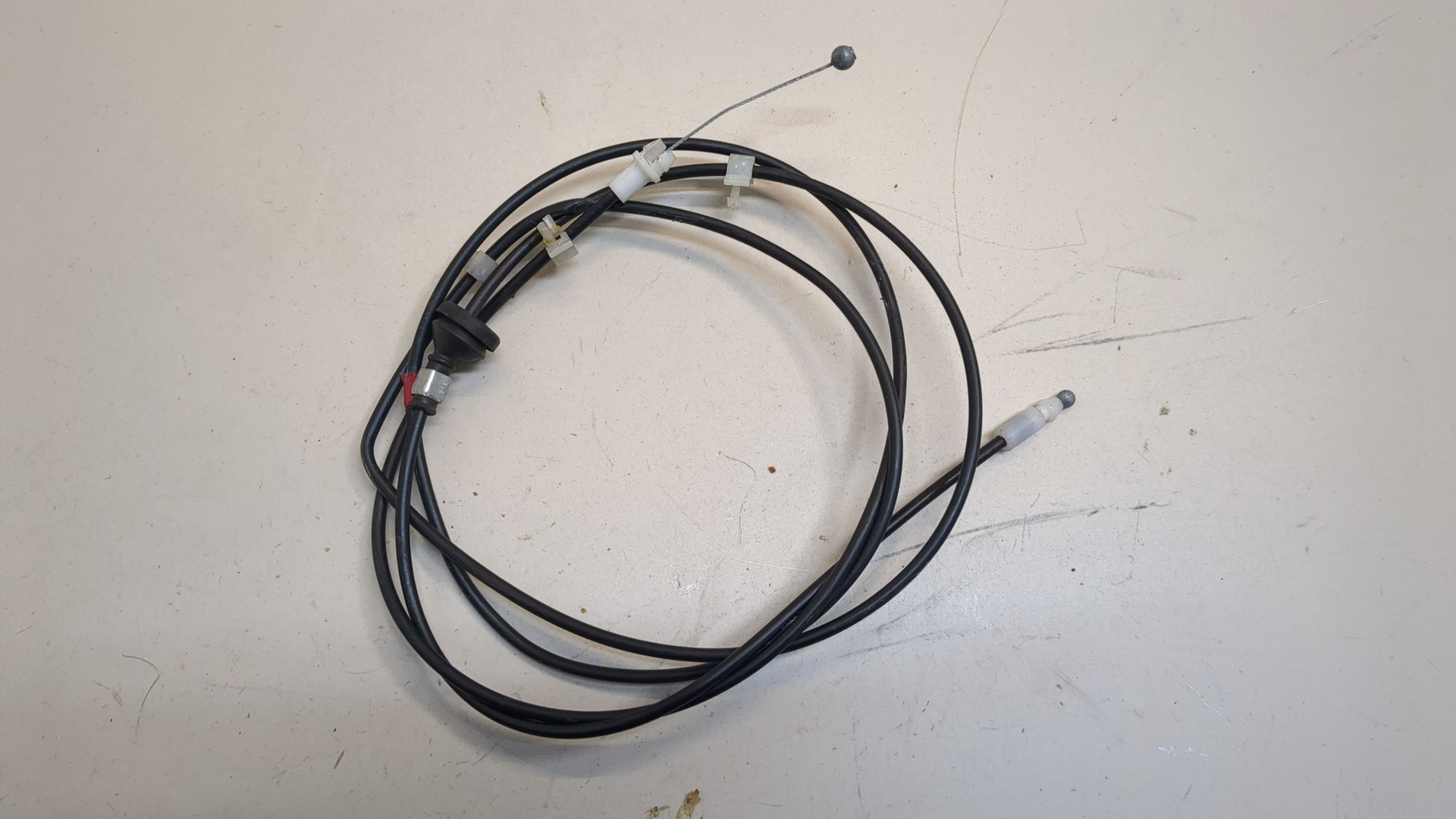 Трос открывания капота