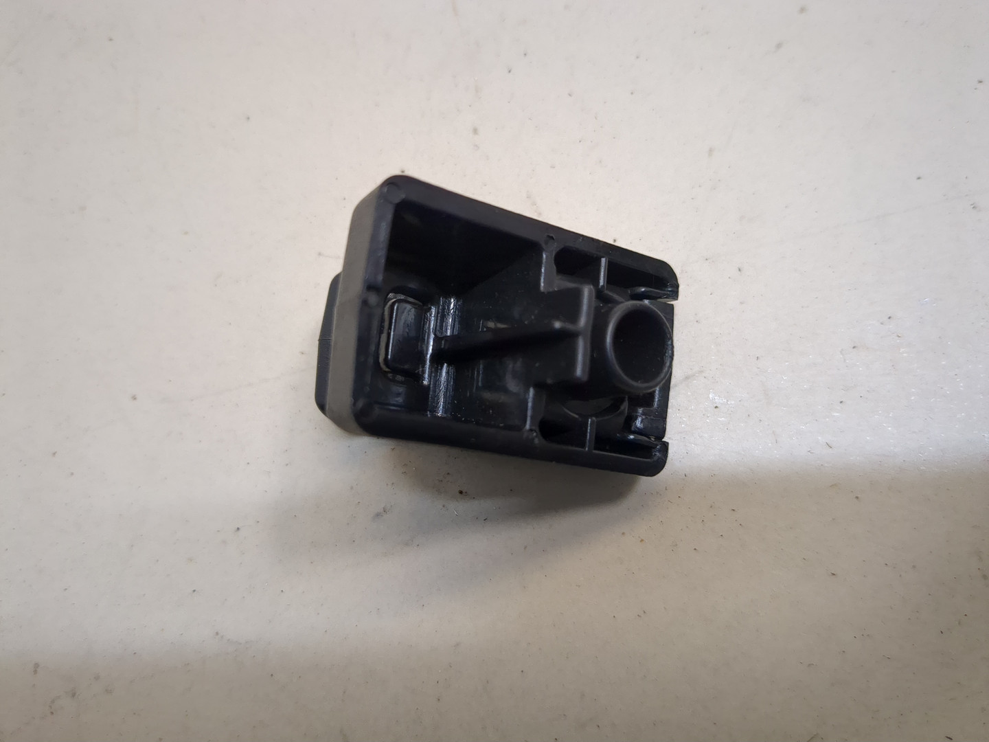 Кронштейн солнцезащитного козырька