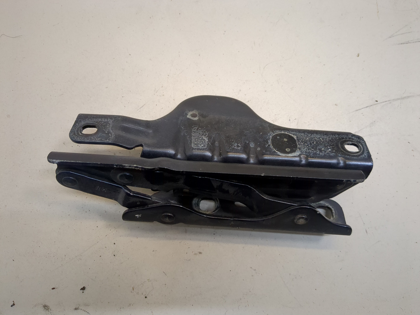 Петля капота правая