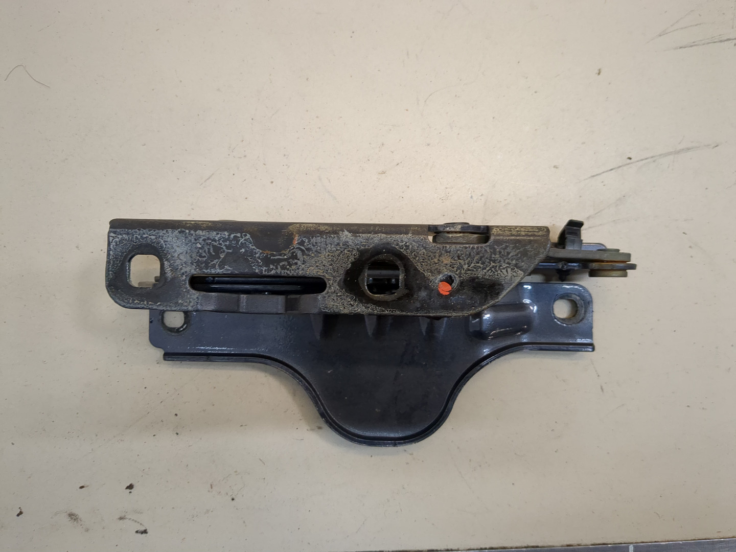 Петля капота левая