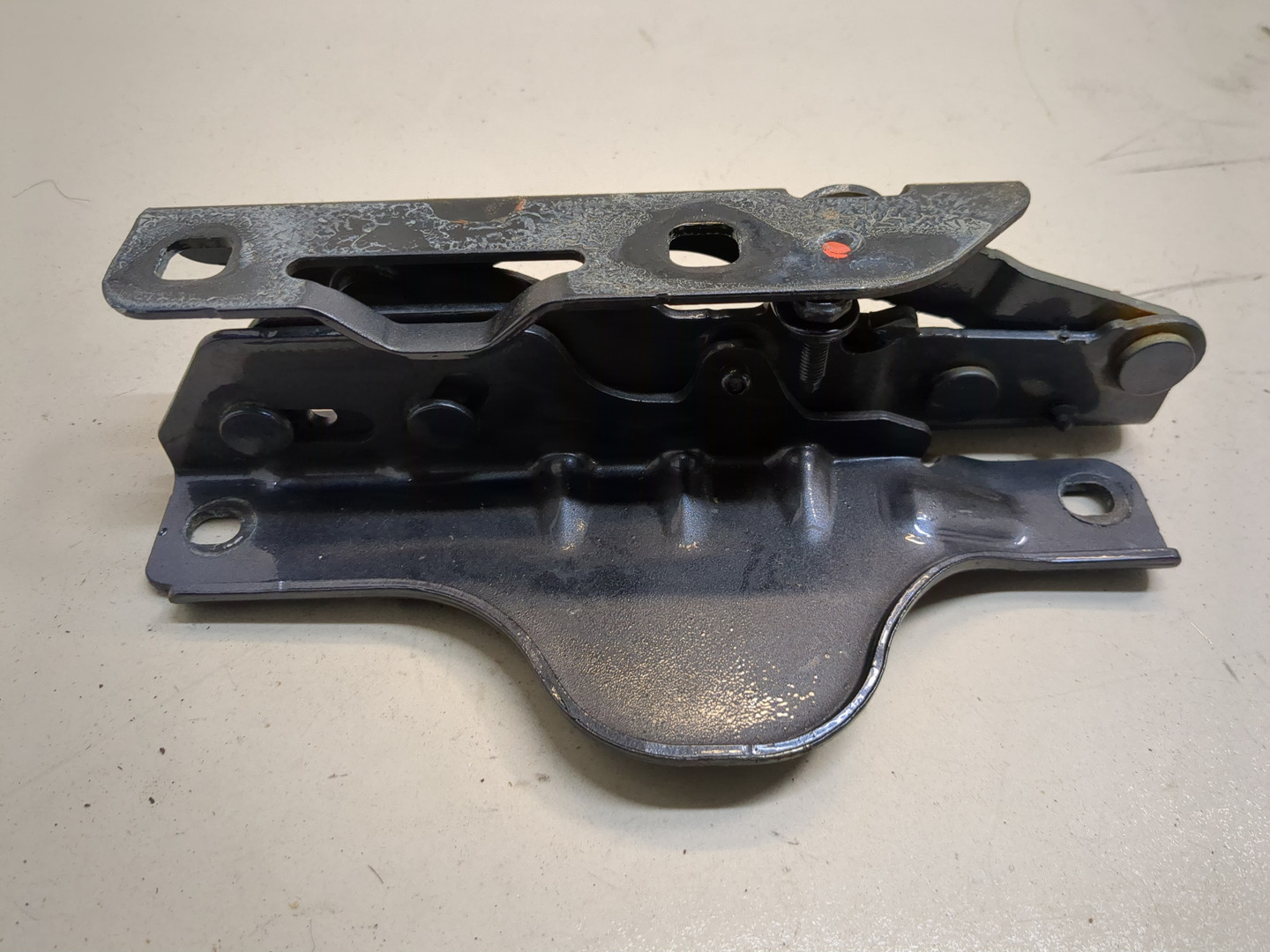 Петля капота левая