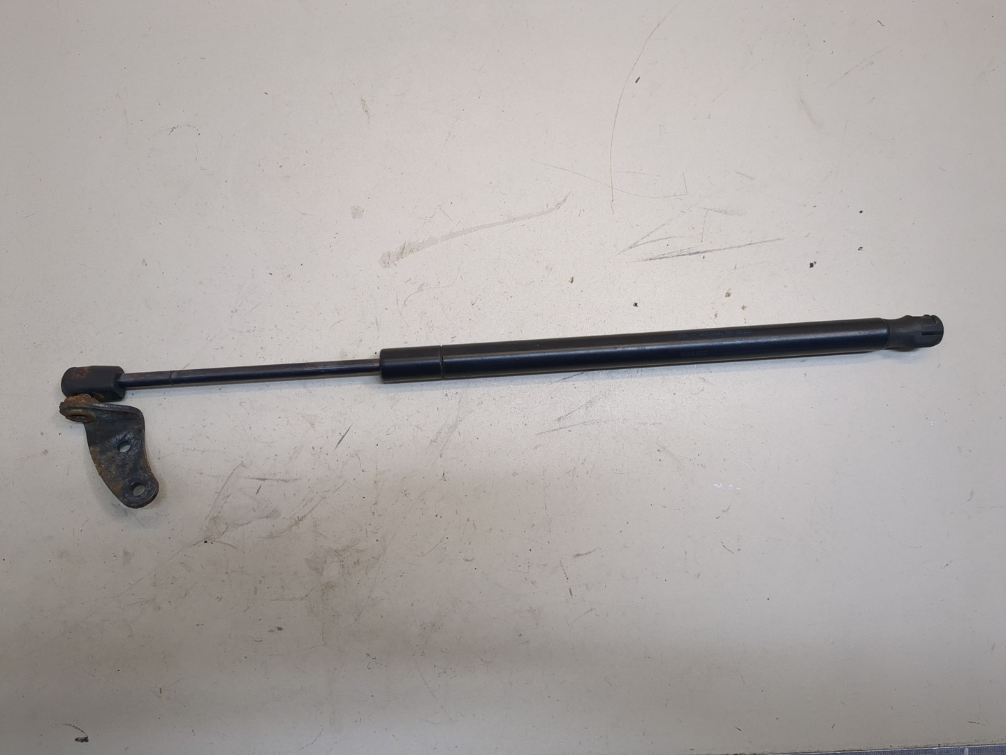 Амортизатор капота