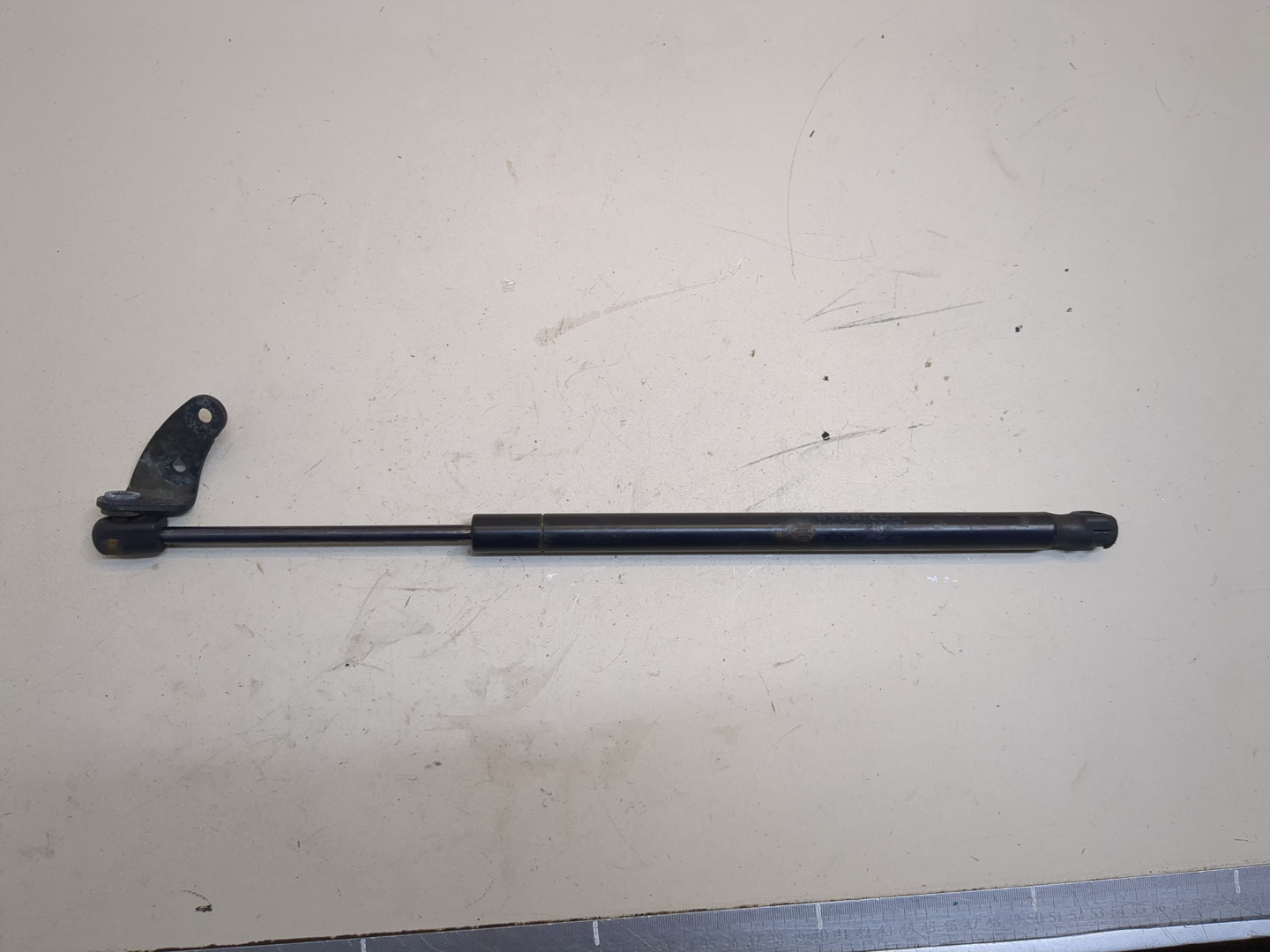 Амортизатор капота