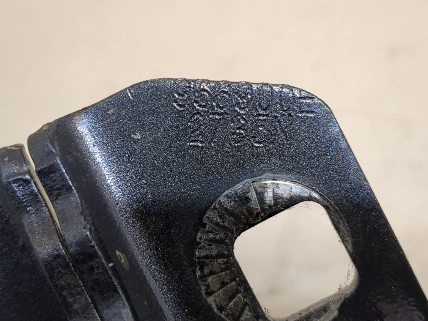 Петля двери