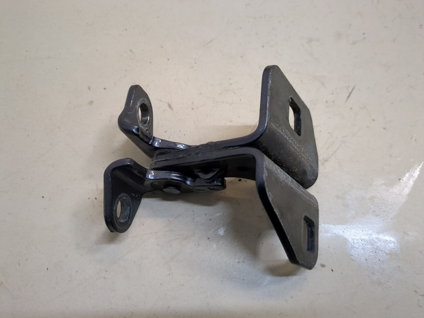 Петля двери