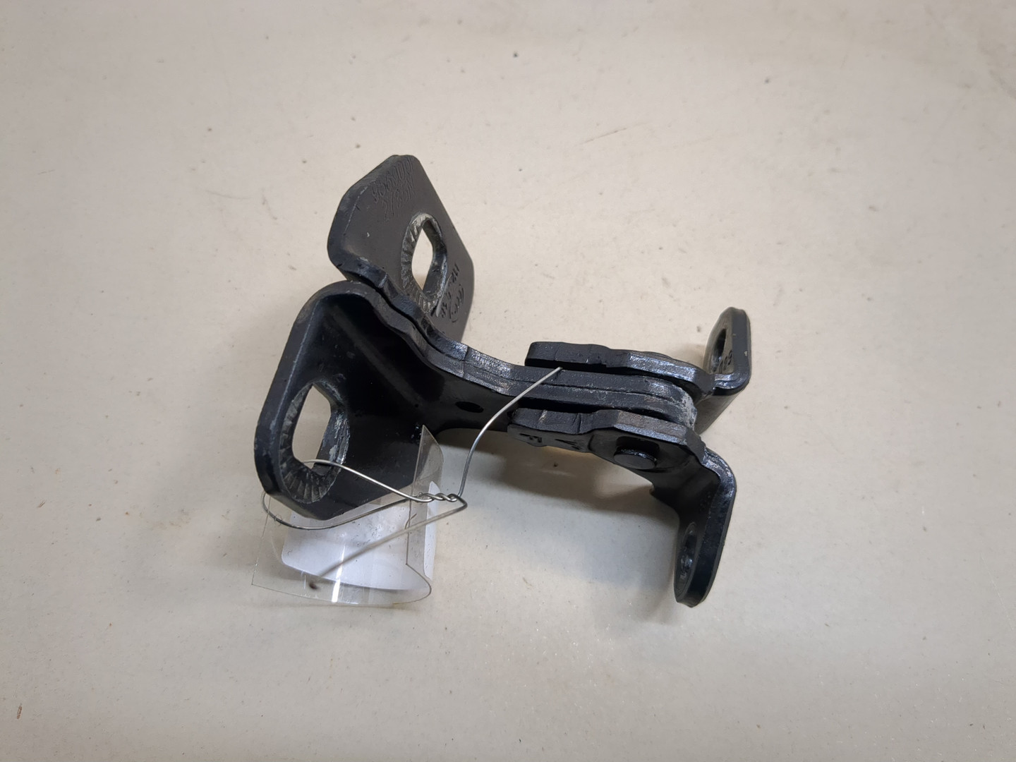 Петля двери