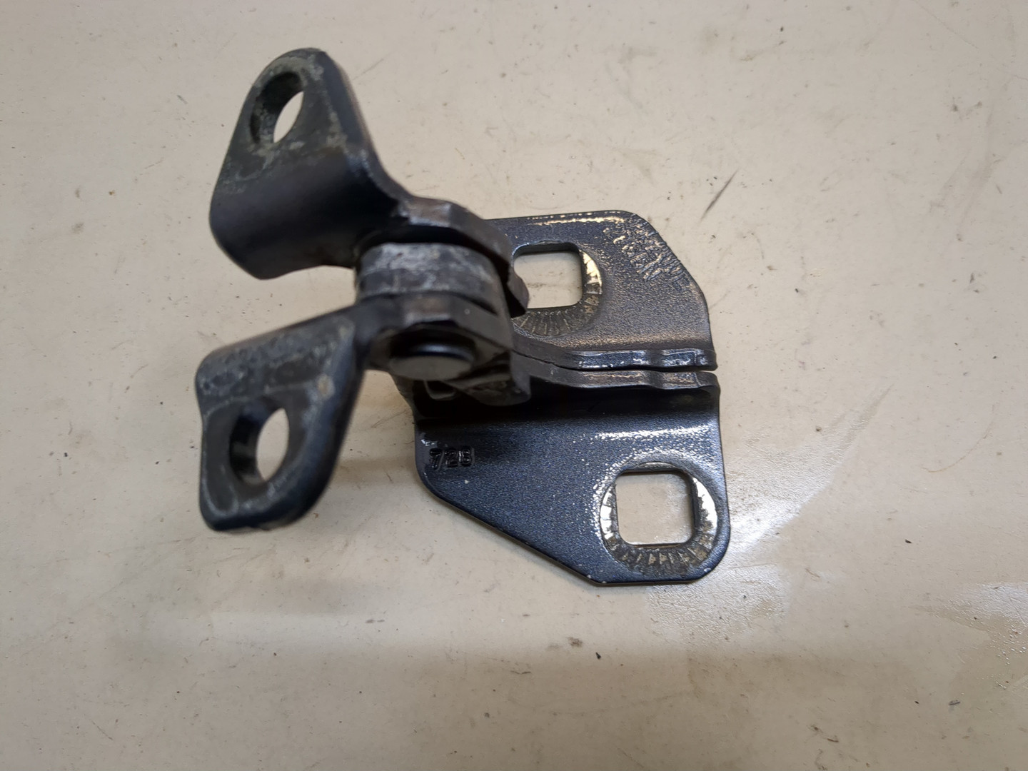 Петля двери