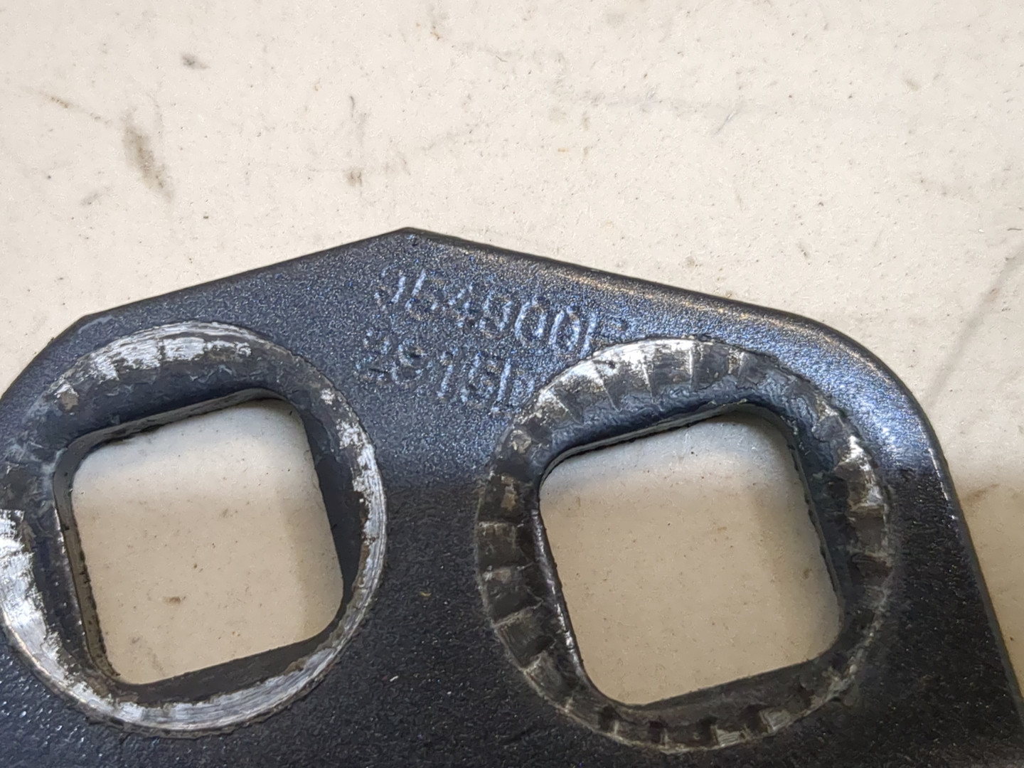 Петля двери