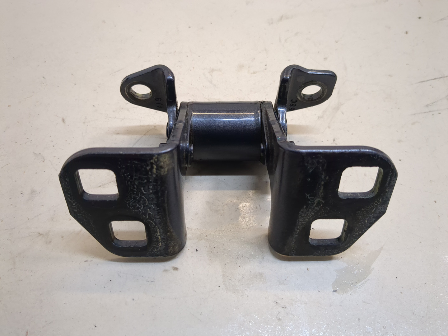 Петля двери