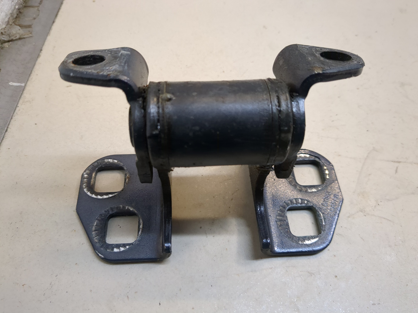 Петля двери