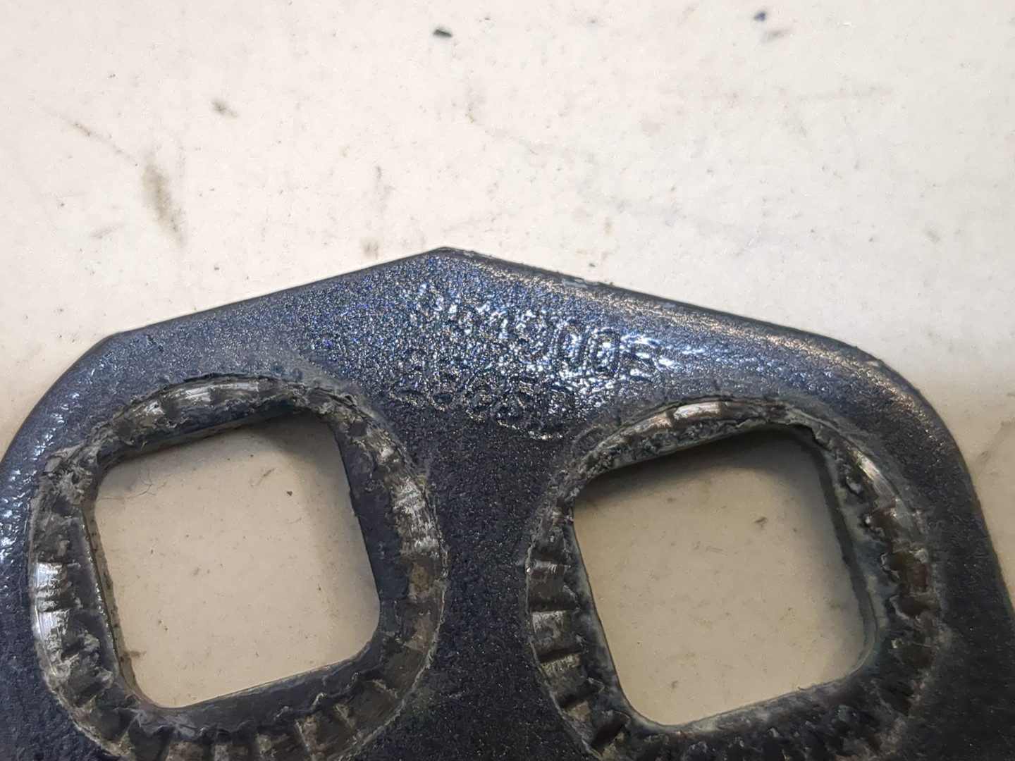 Петля двери