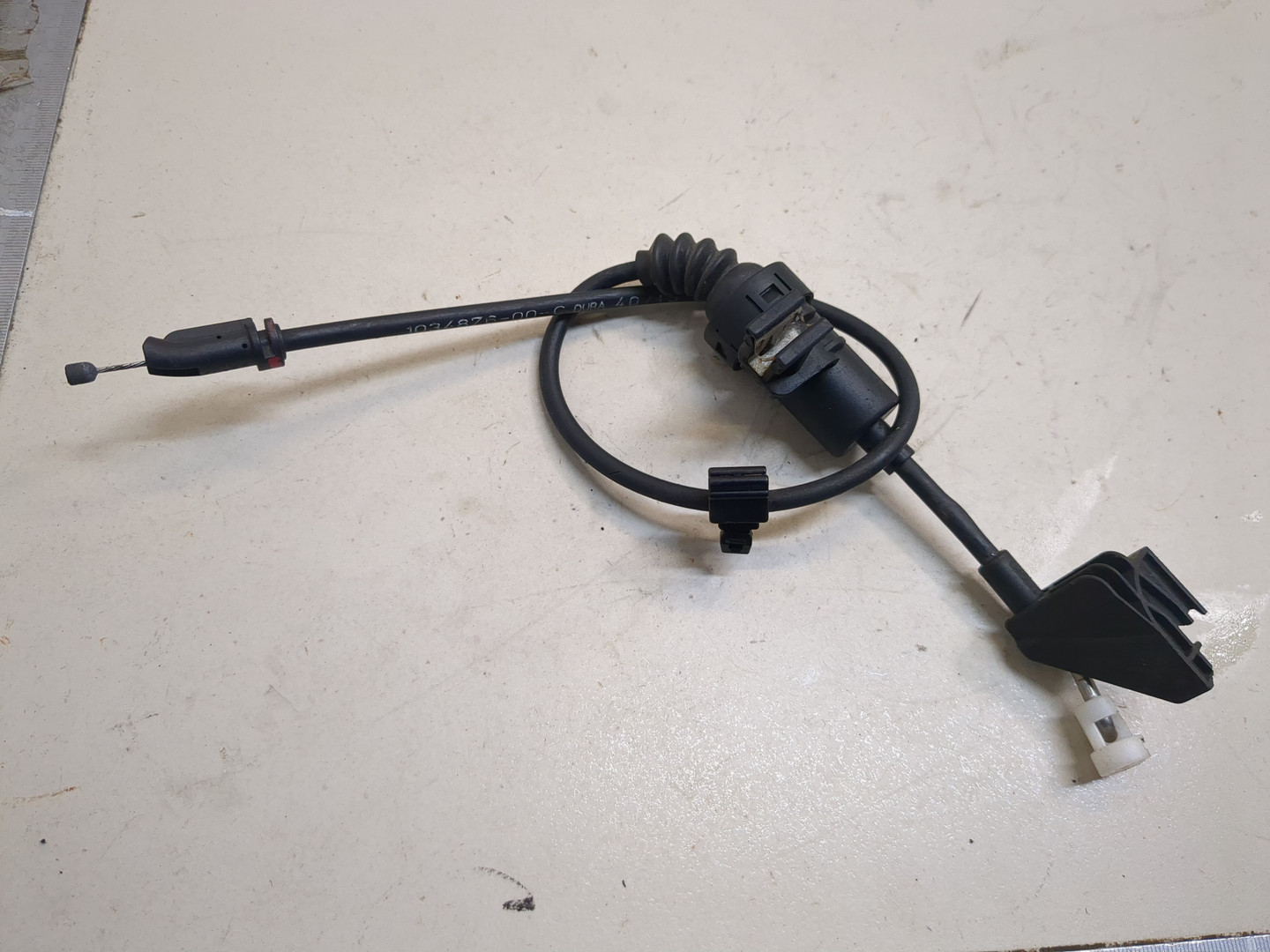 Трос открывания капота