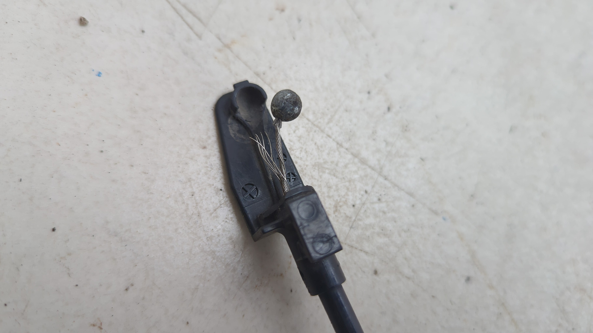 Трос открывания капота