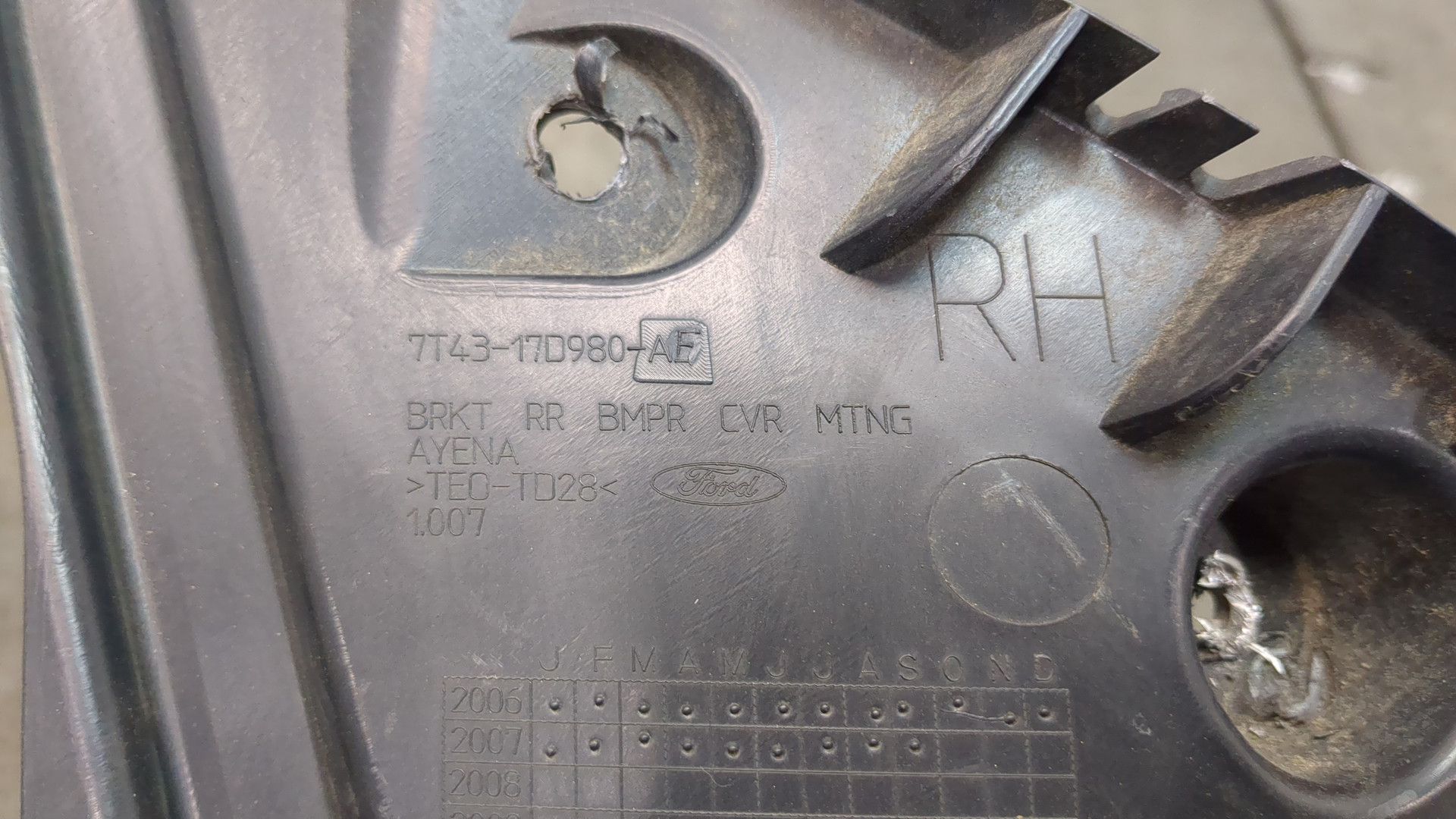 Кронштейн заднего бампера правый