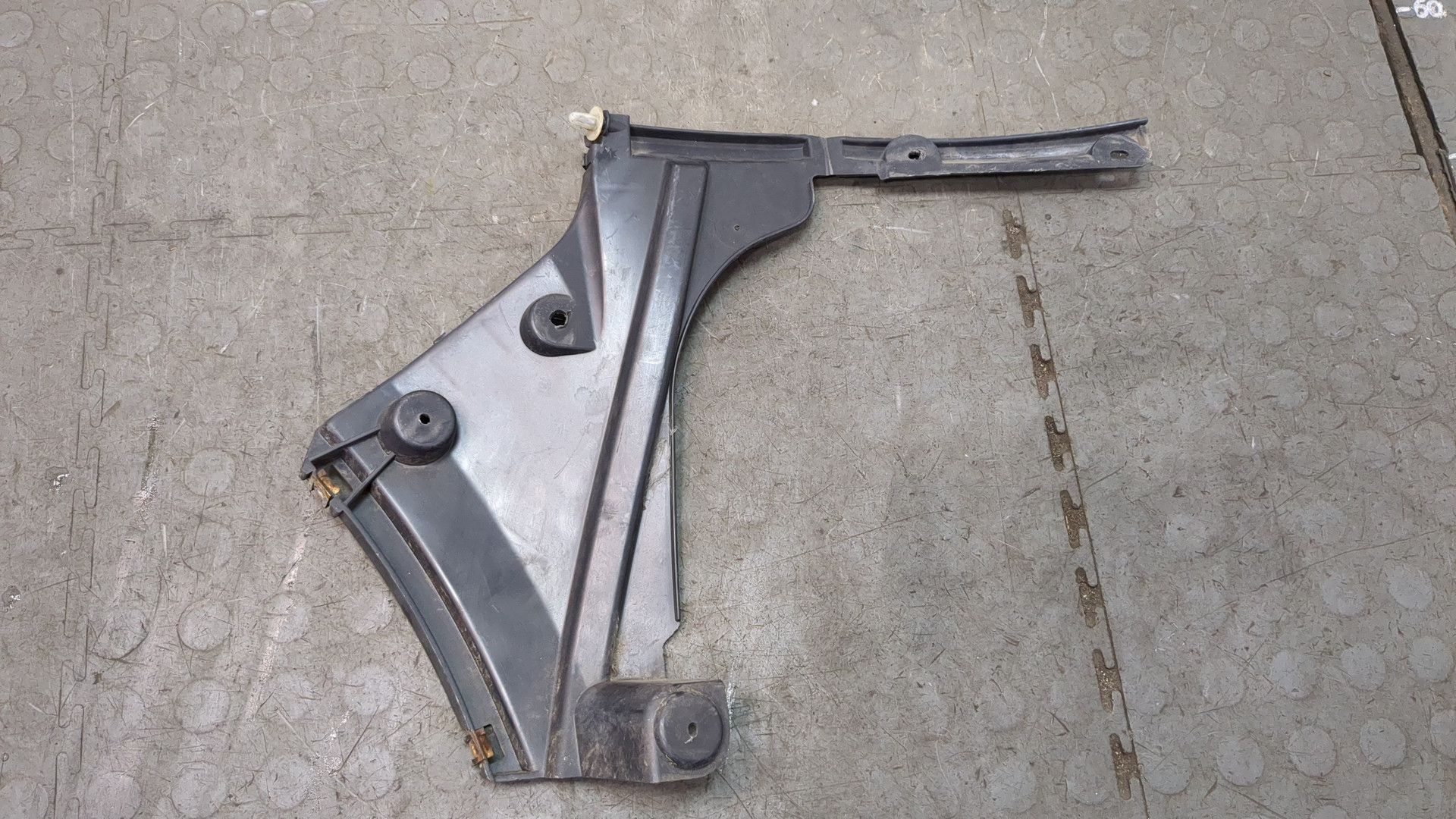 Кронштейн заднего бампера правый