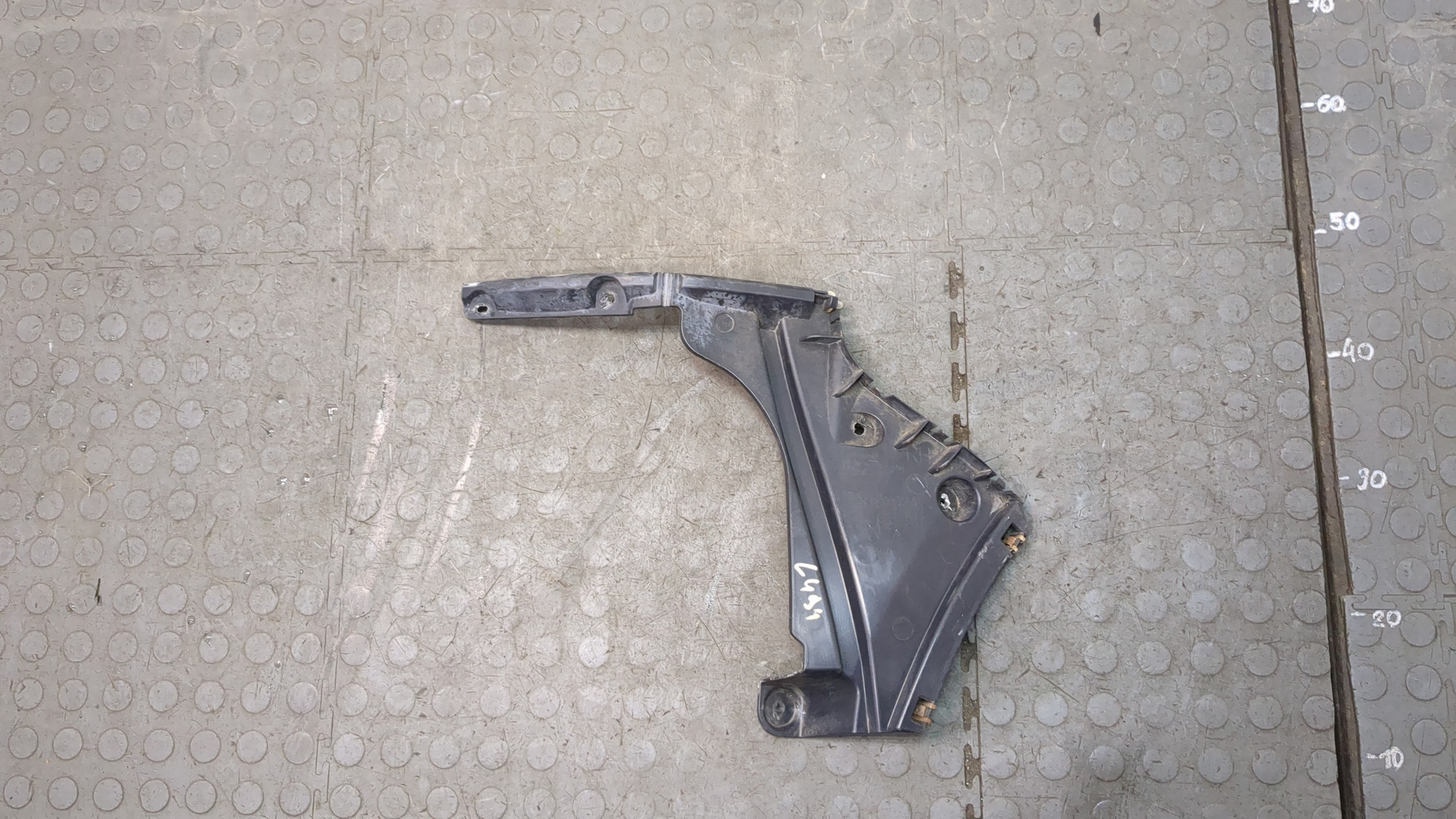 Кронштейн заднего бампера правый