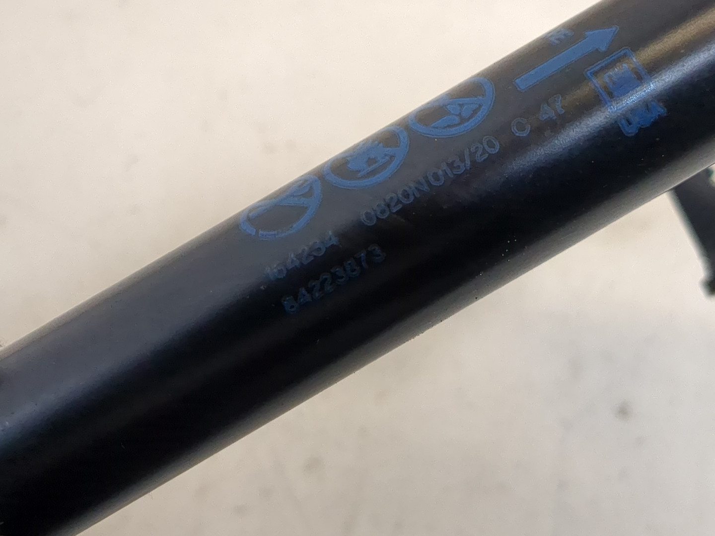 Амортизатор крышки багажника