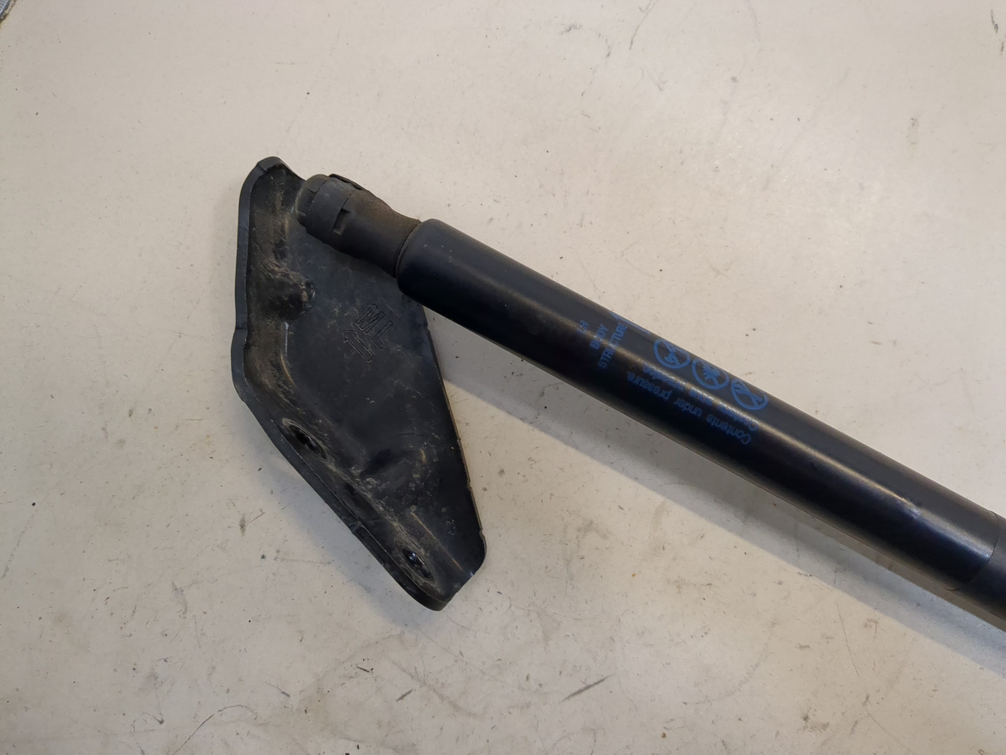 Амортизатор крышки багажника