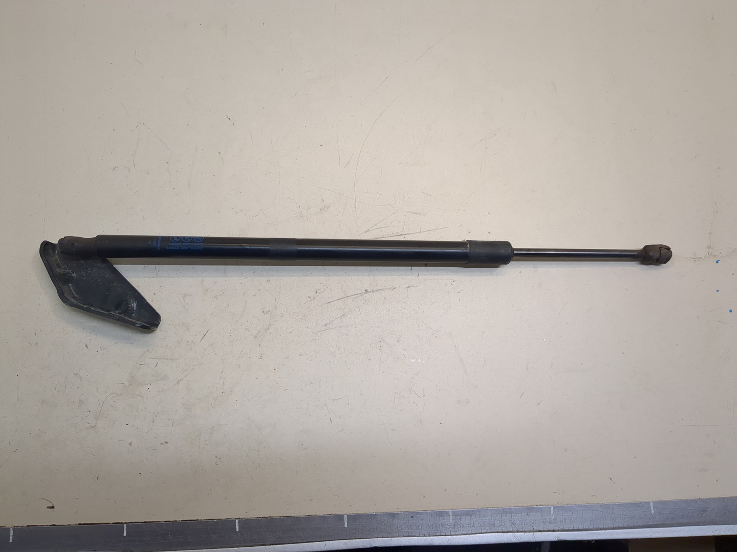 Амортизатор крышки багажника