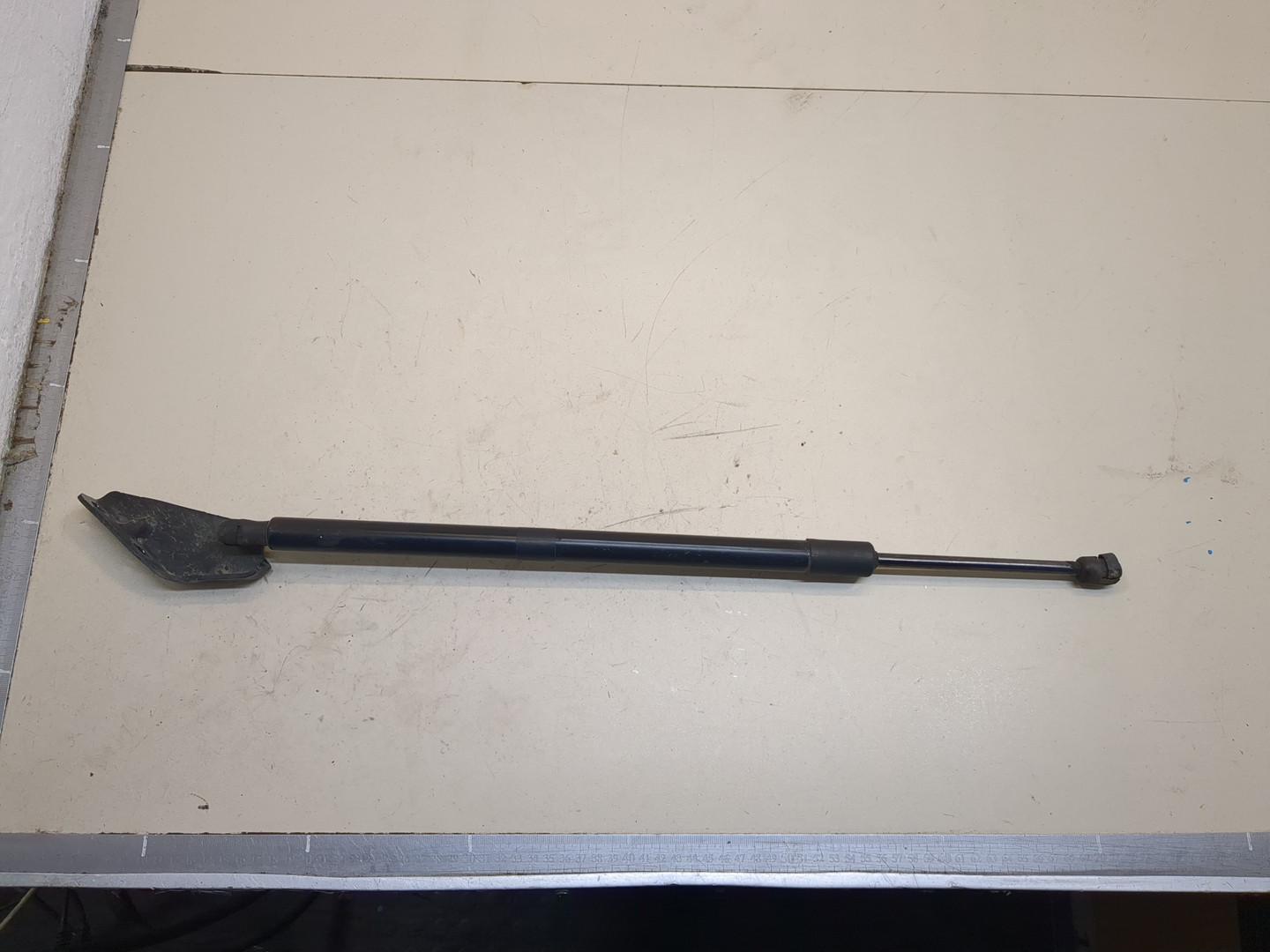 Амортизатор крышки багажника