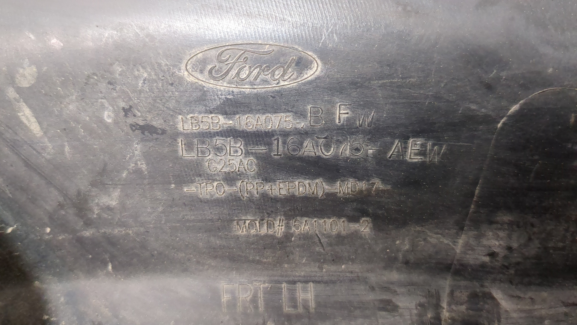 Накладка переднего крыла левого