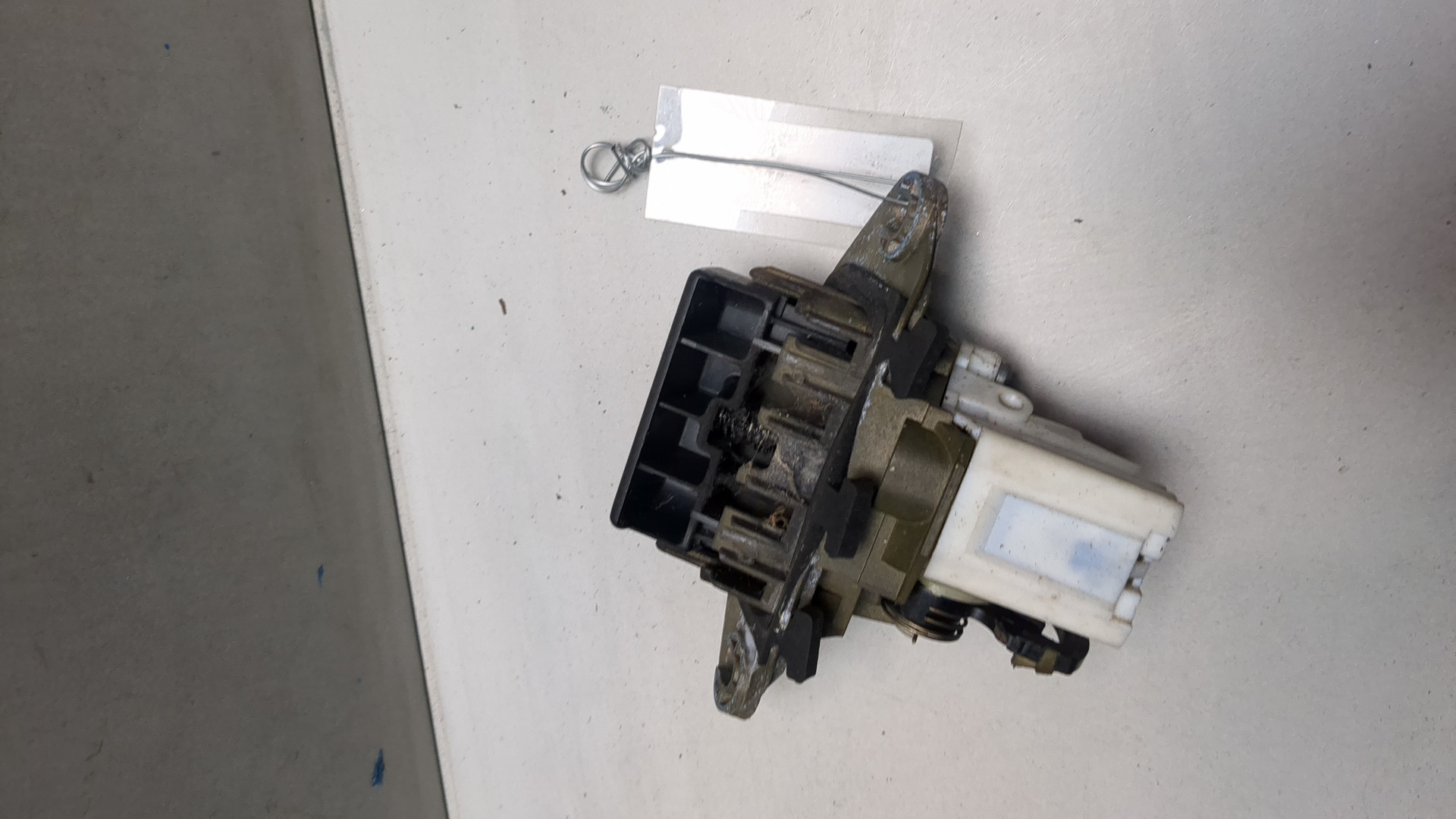 Кнопка открывания багажника