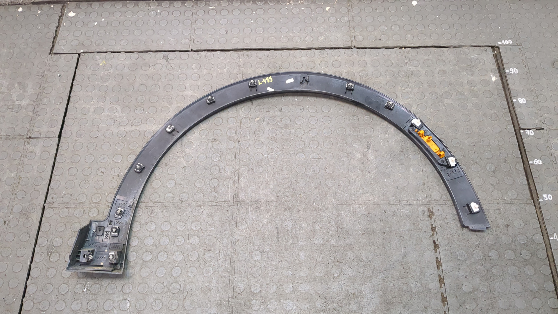 Накладка переднего крыла левого