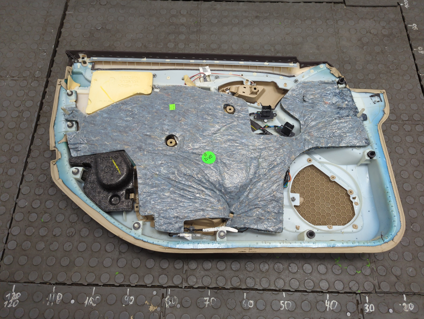 Обшивка двери передней правой