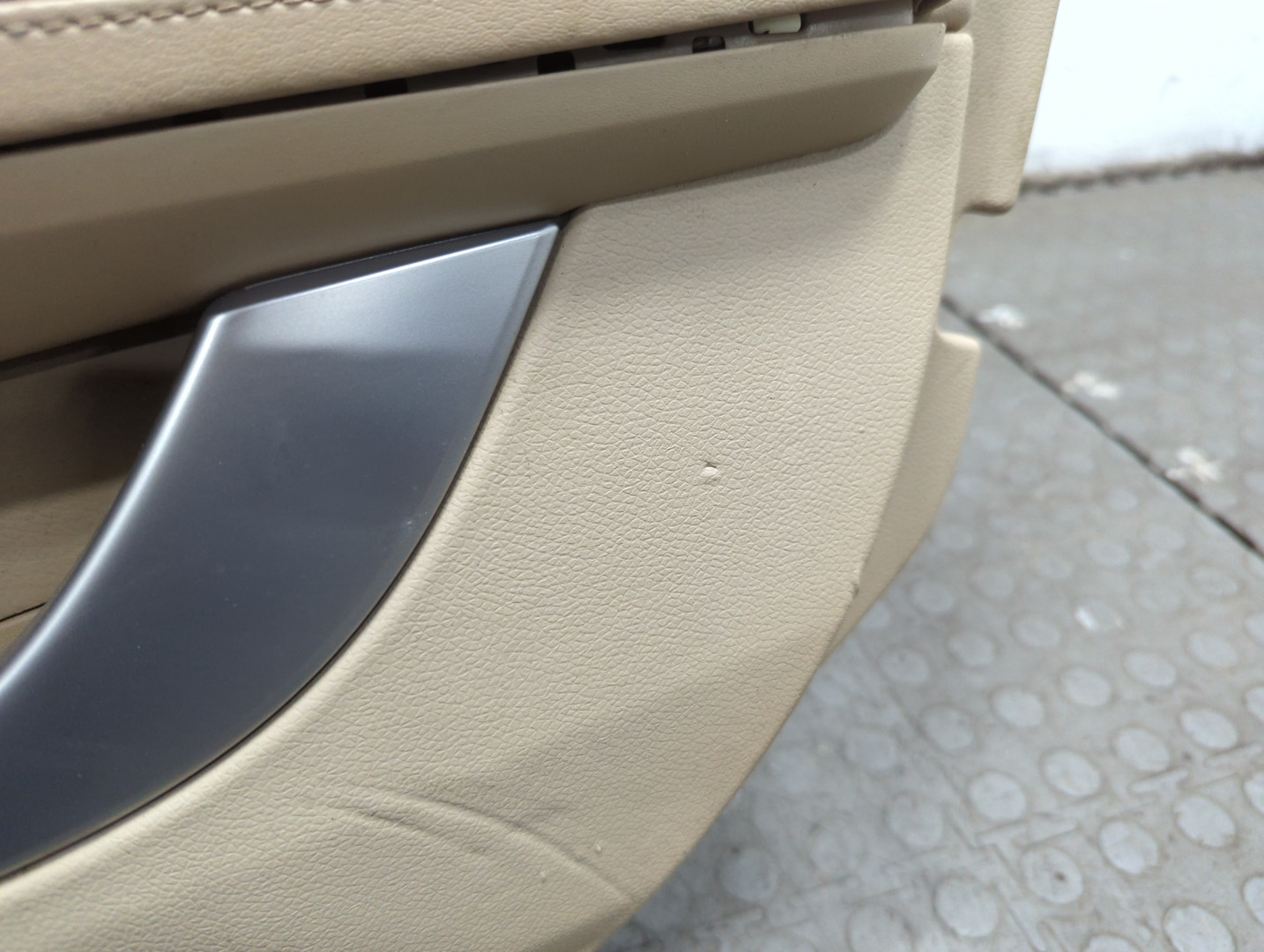 Обшивка двери передней правой