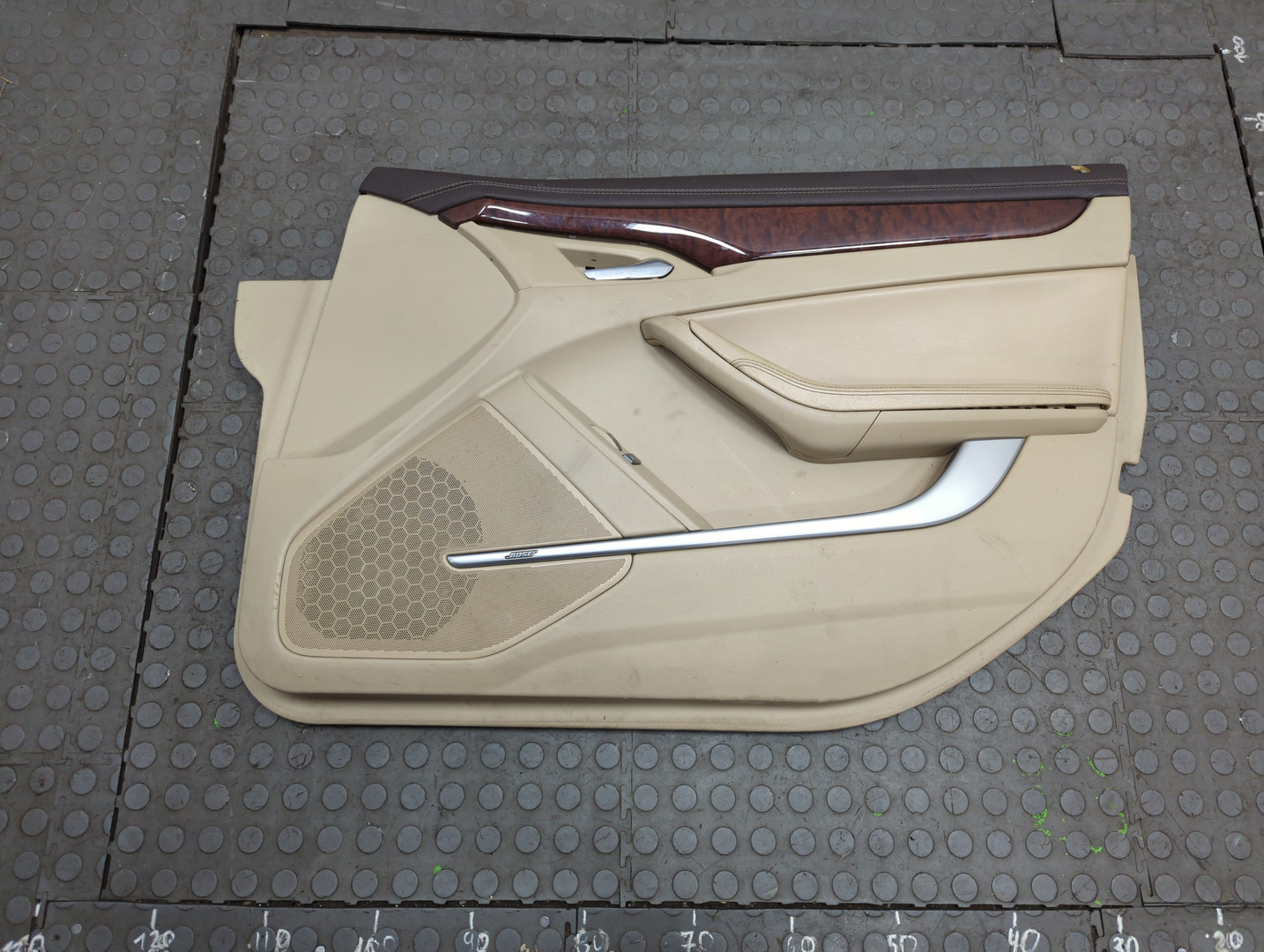 Обшивка двери передней правой