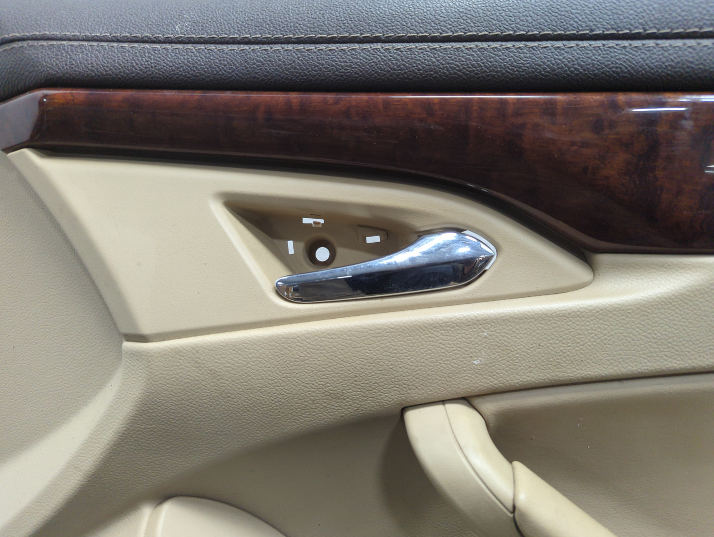 Обшивка двери передней правой