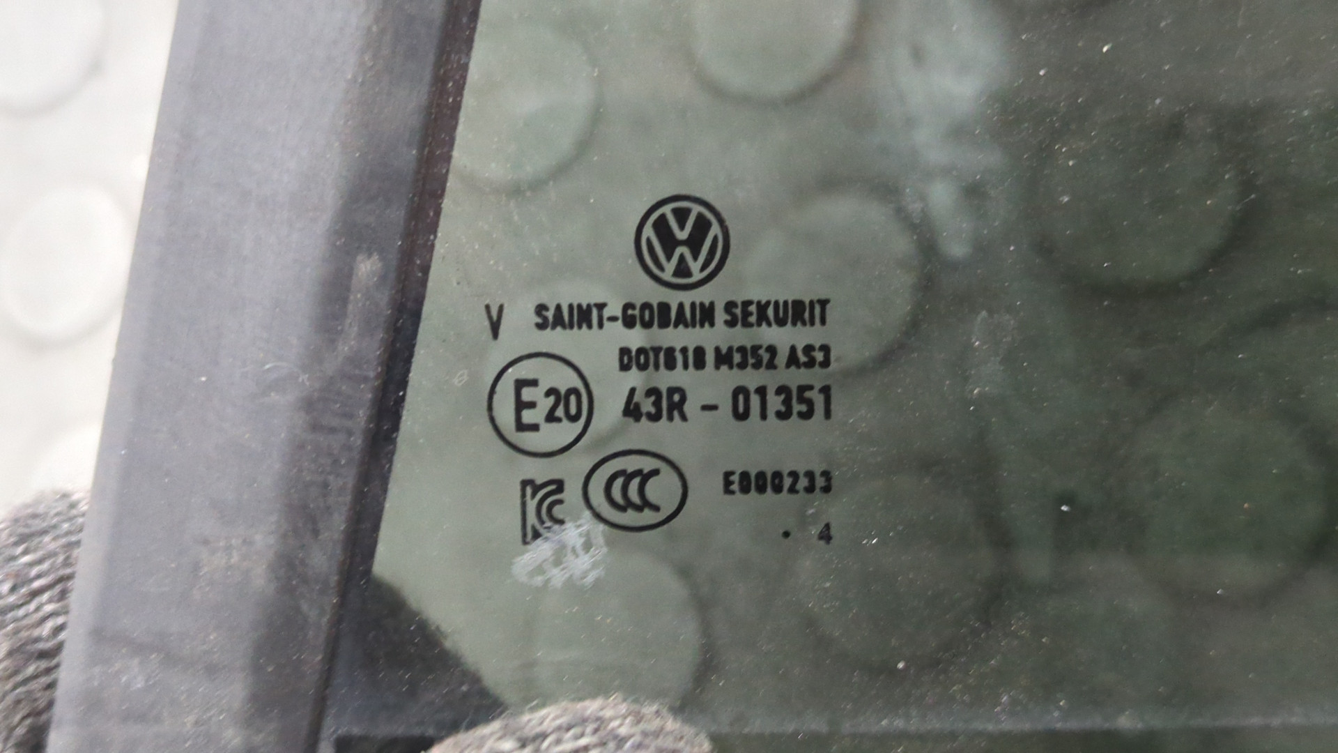 Стекло двери задней левой (форточка)