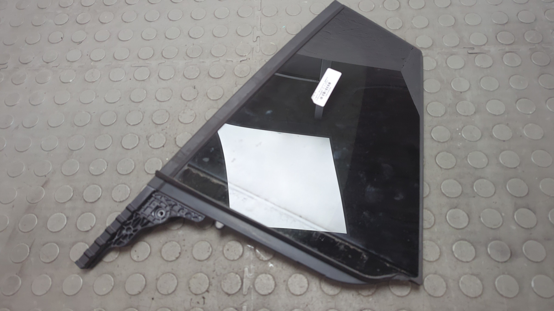 Стекло двери задней левой (форточка)