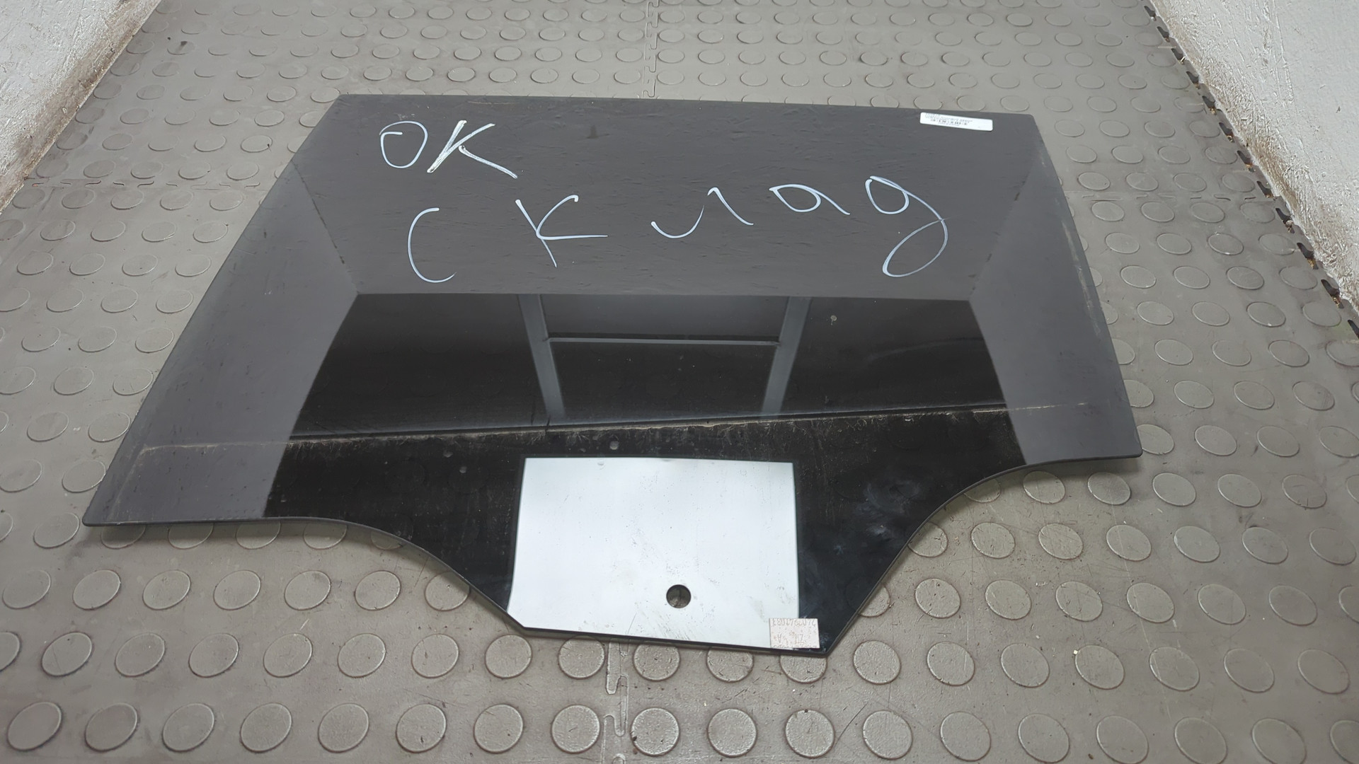 Стекло двери задней левой