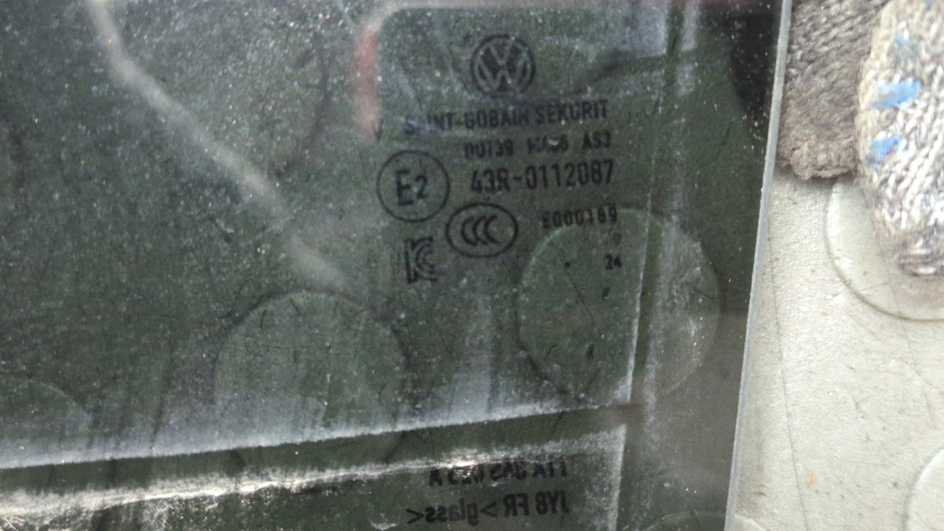 Стекло двери задней левой