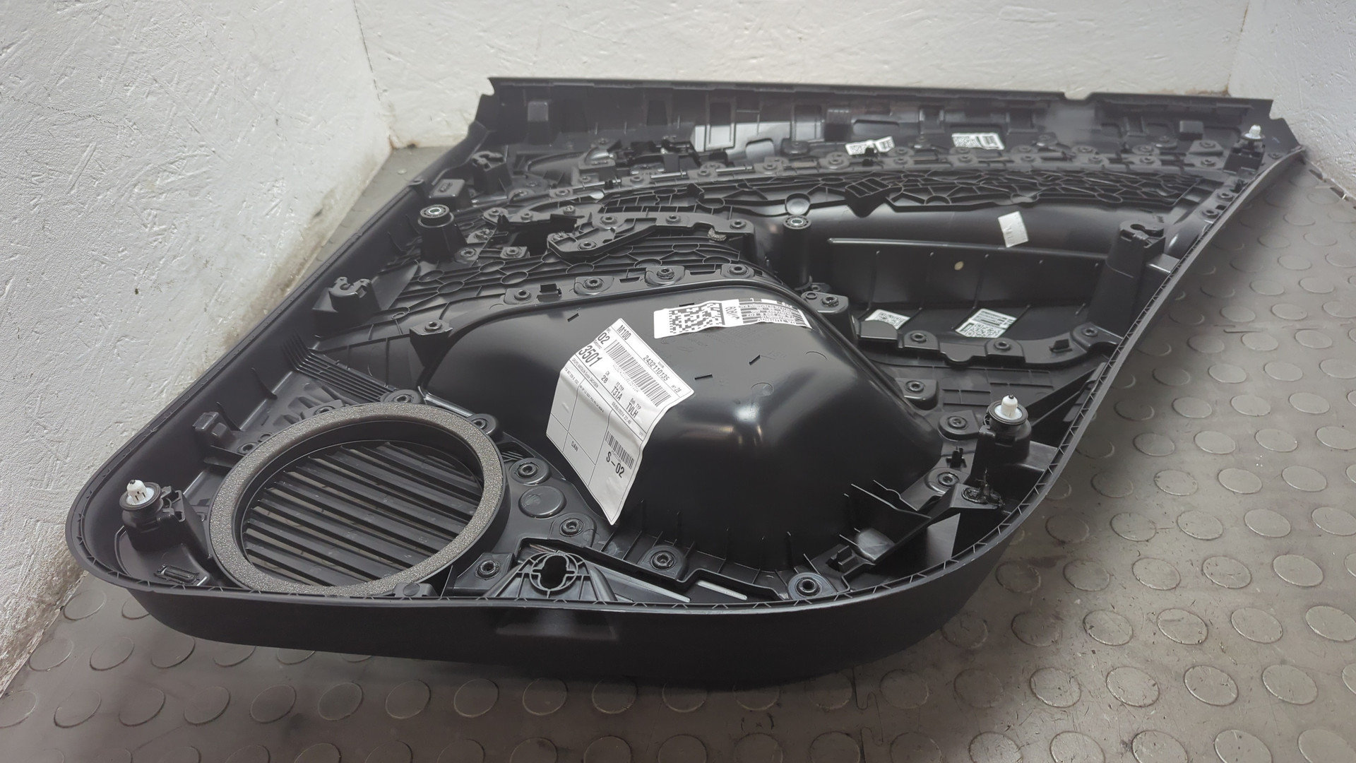 Обшивка двери задней левой для ID4 2020>