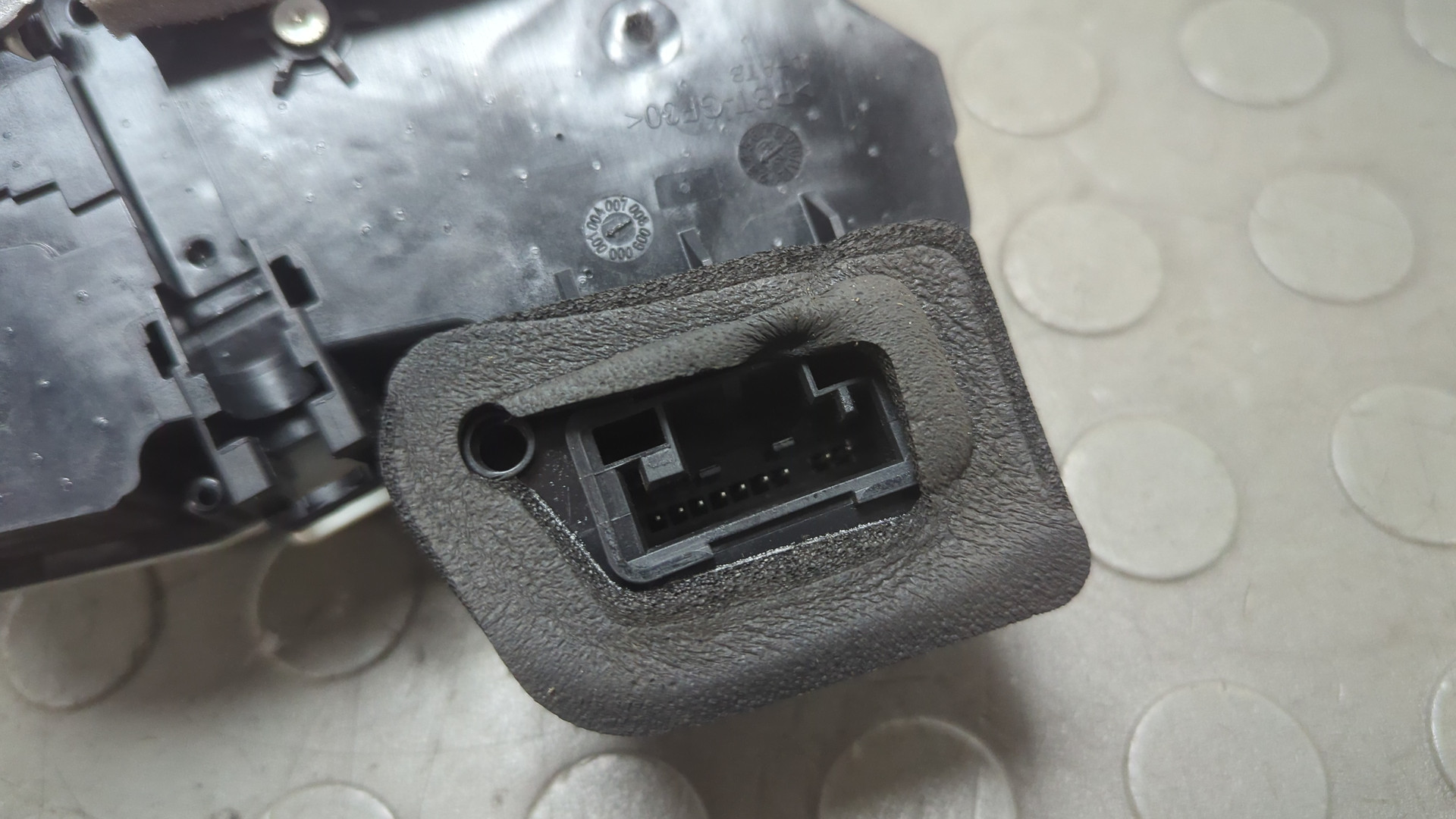 Замок двери задней левой