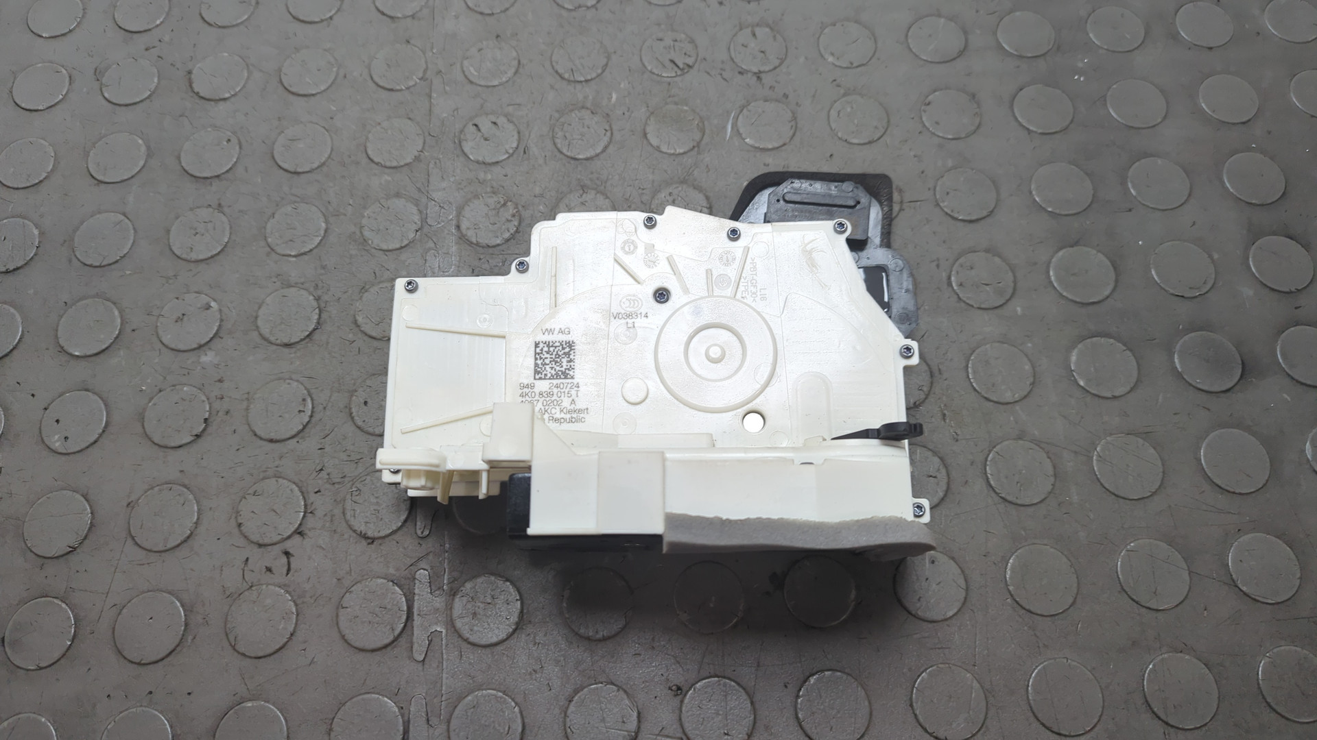 Замок двери задней левой