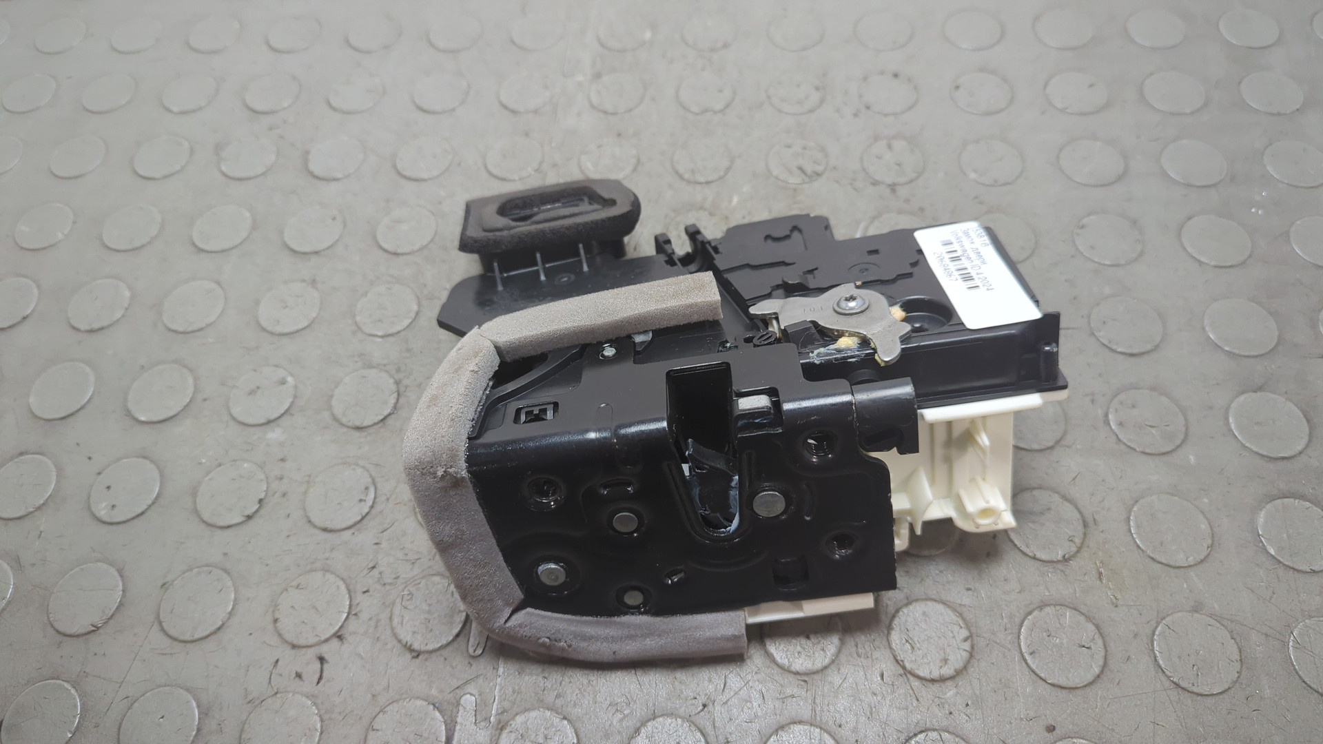 Замок двери задней левой