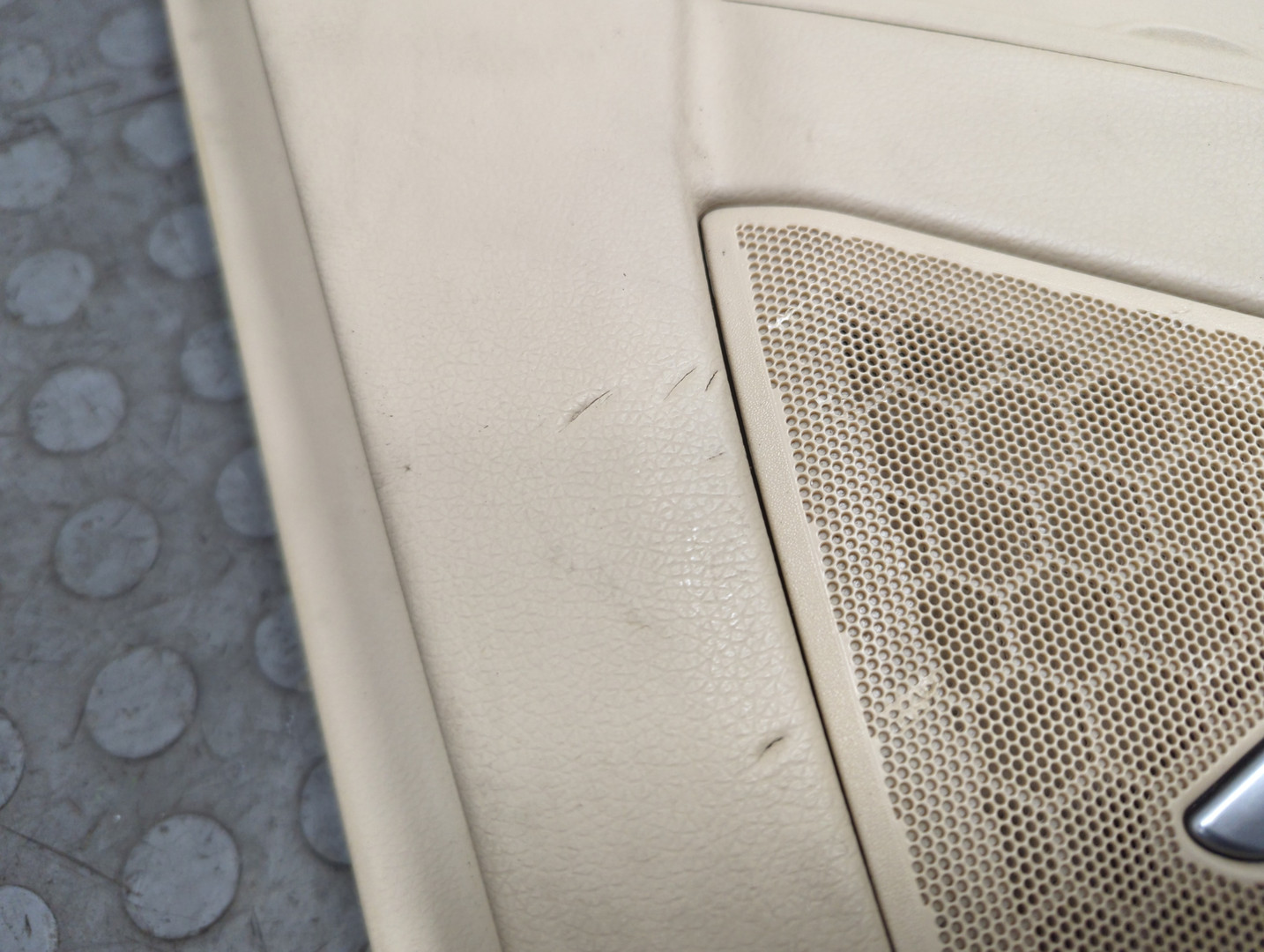 Обшивка двери задней правой