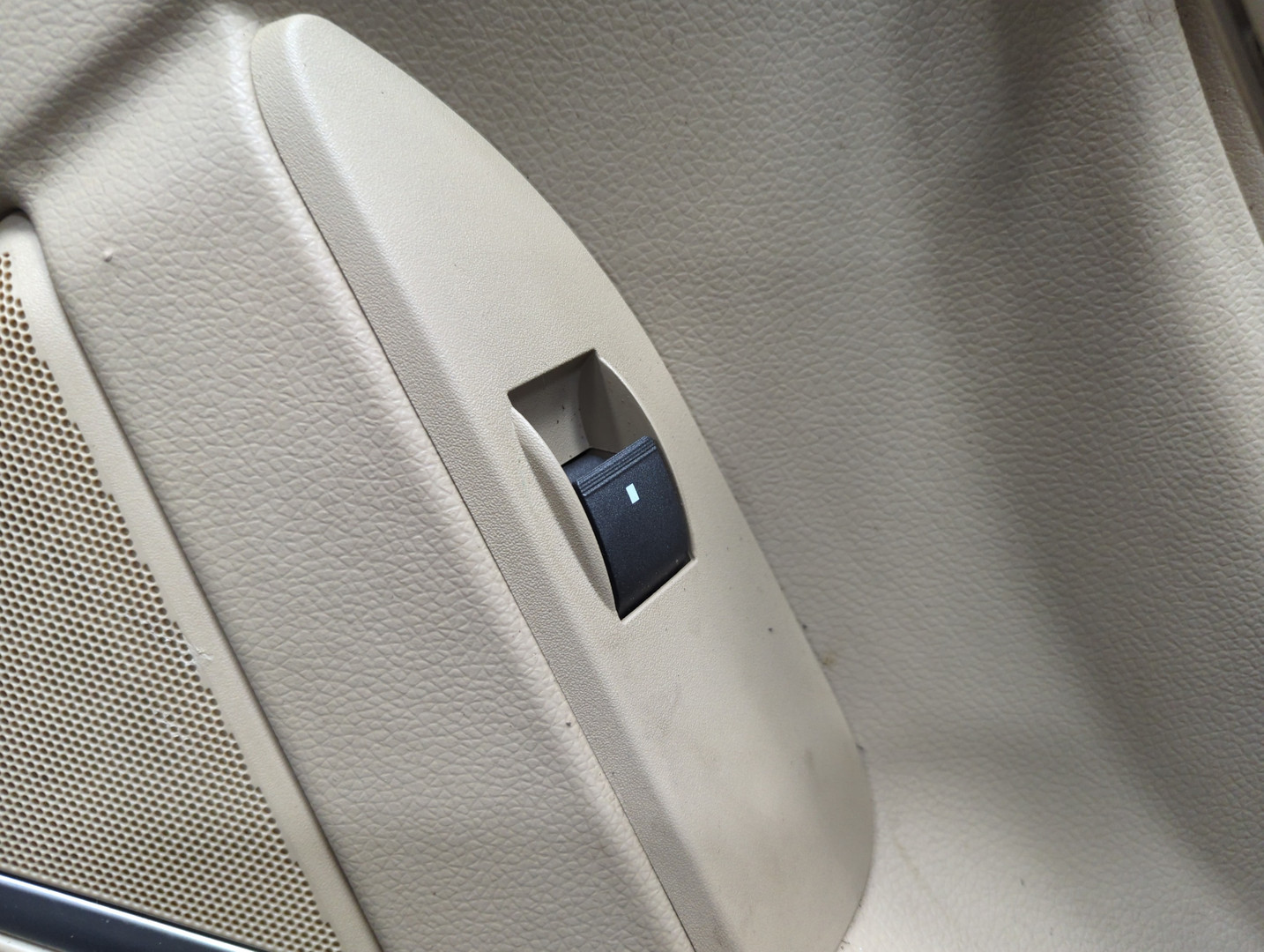 Обшивка двери задней правой