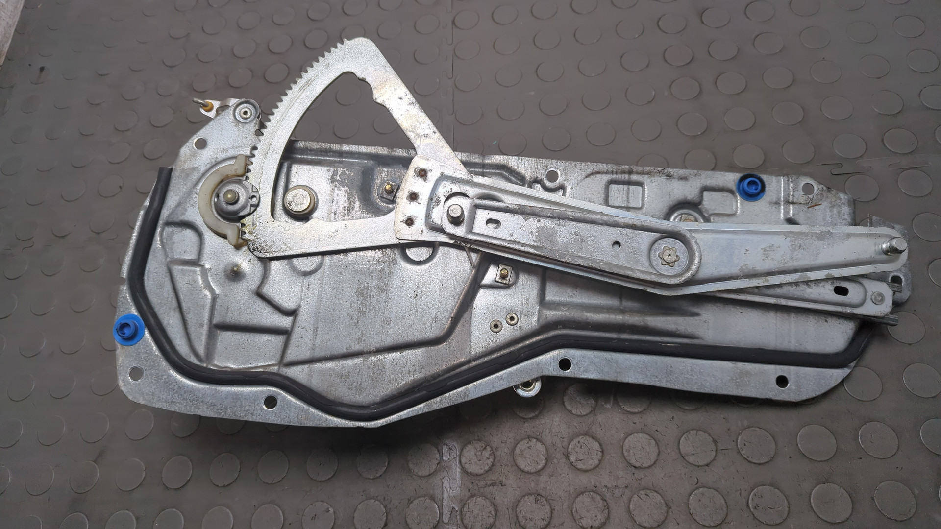 Стеклоподъемник механ. задний левый