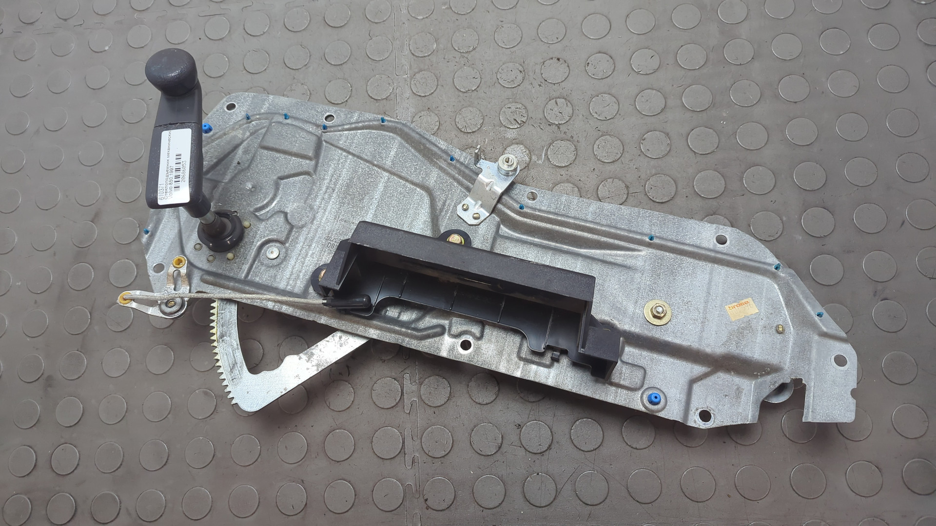 Стеклоподъемник механ. задний левый