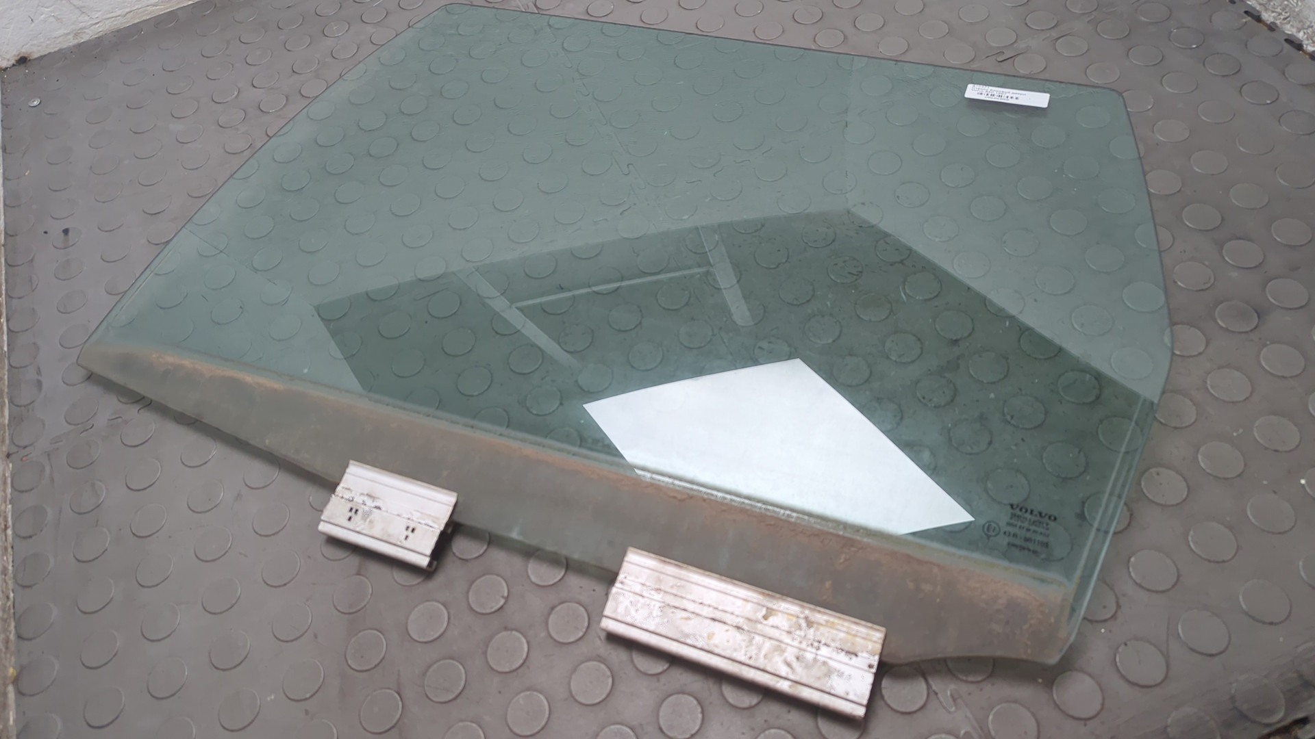 Стекло двери задней левой