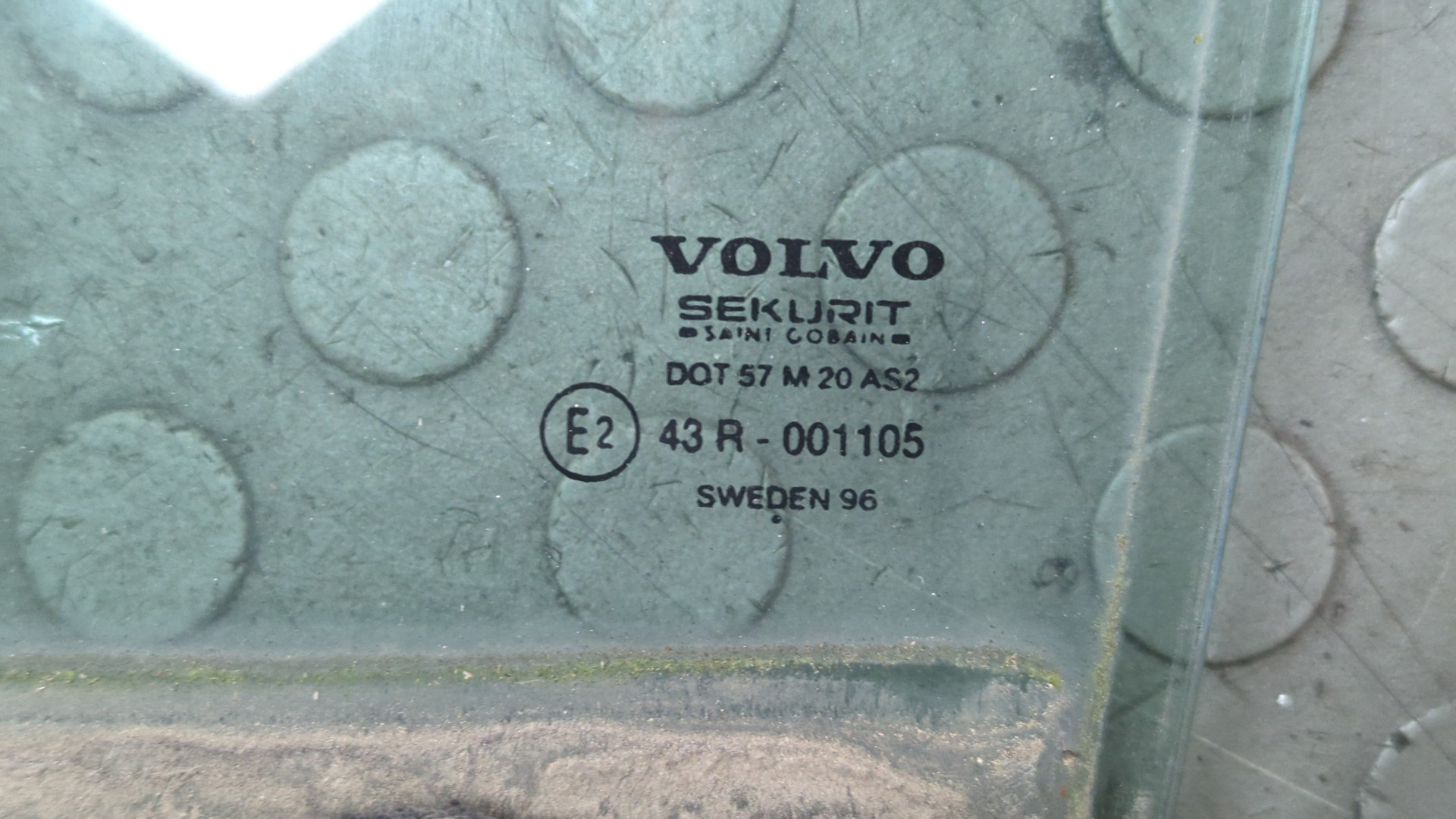 Стекло двери задней левой